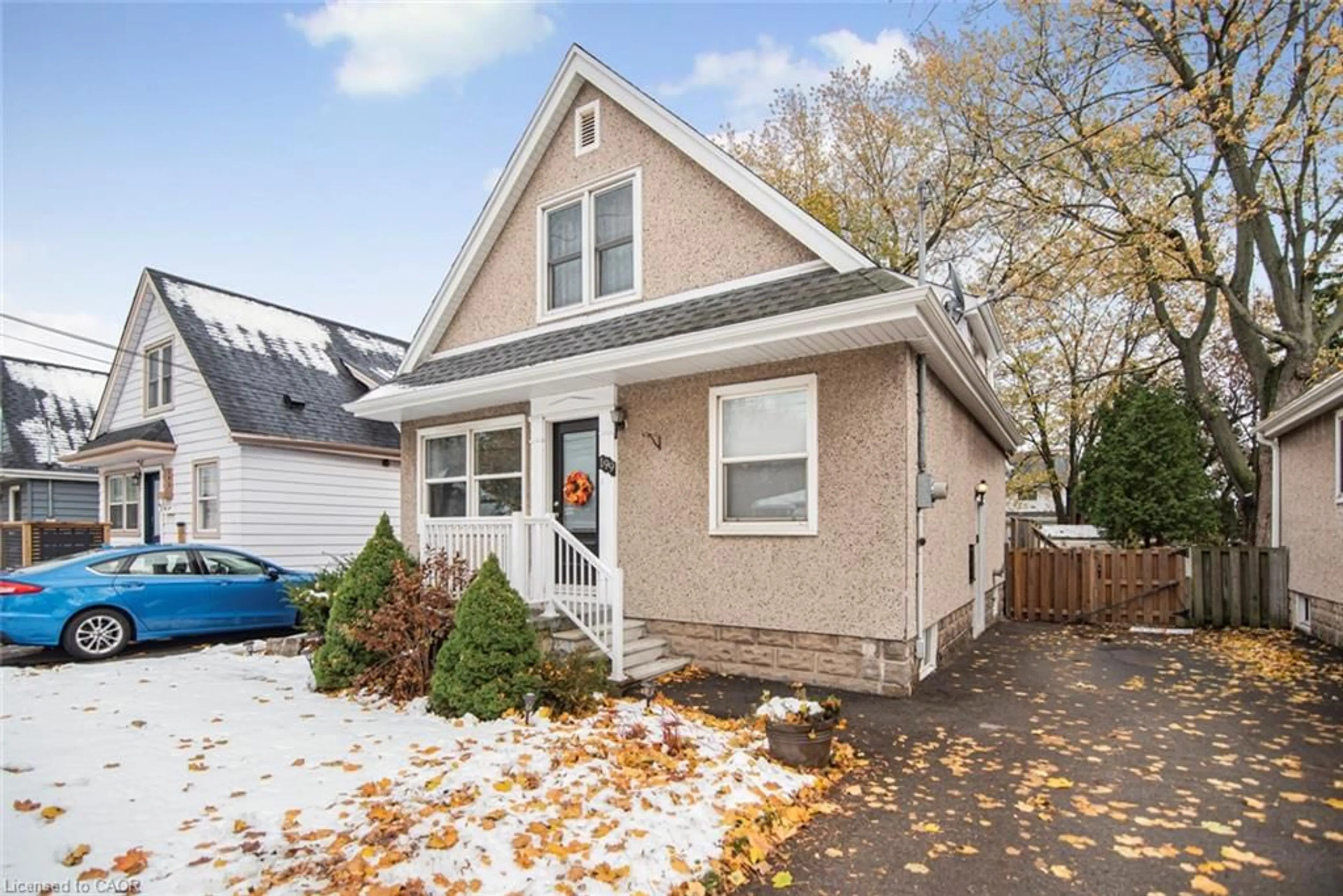 Home with vinyl exterior material, street for 199 East 21st St, Hamilton Ontario L8V 2T6