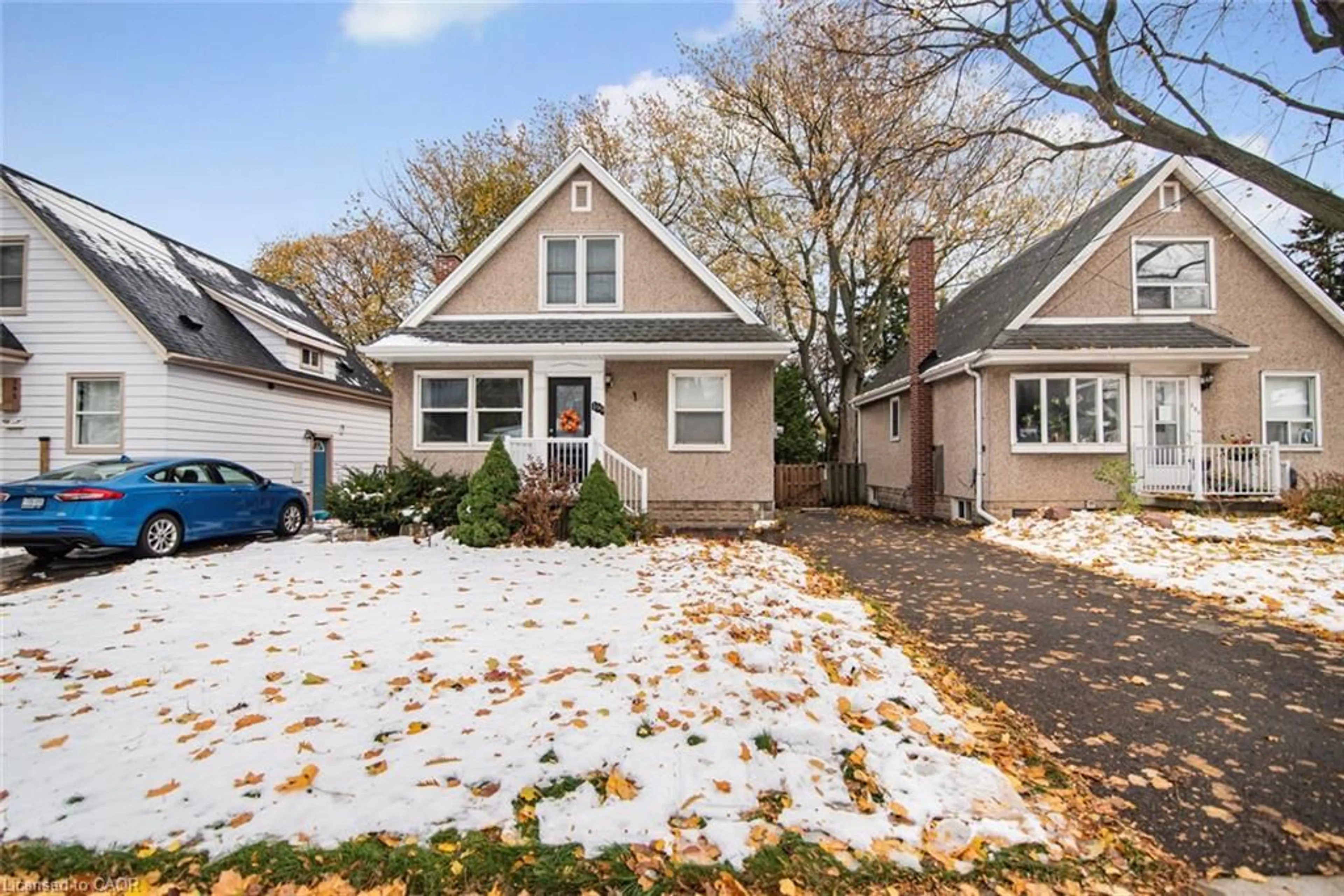 Home with vinyl exterior material, street for 199 East 21st St, Hamilton Ontario L8V 2T6