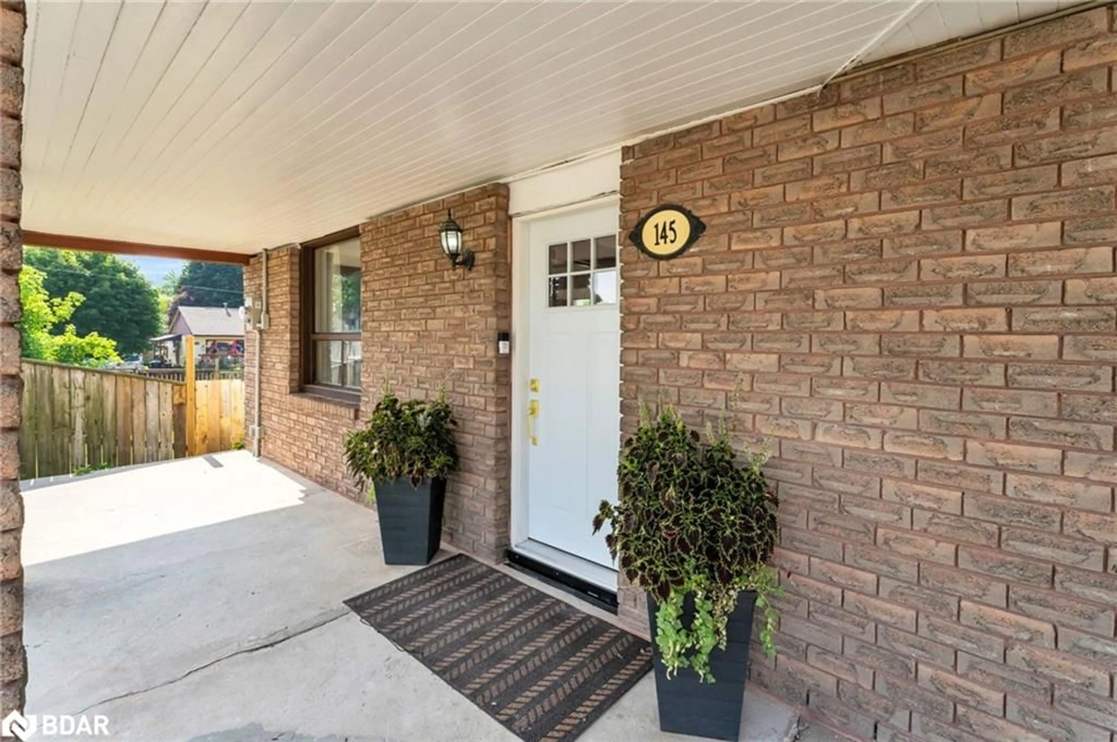 Indoor entryway for 145 Margaret St, Angus Ontario L0M 1B0