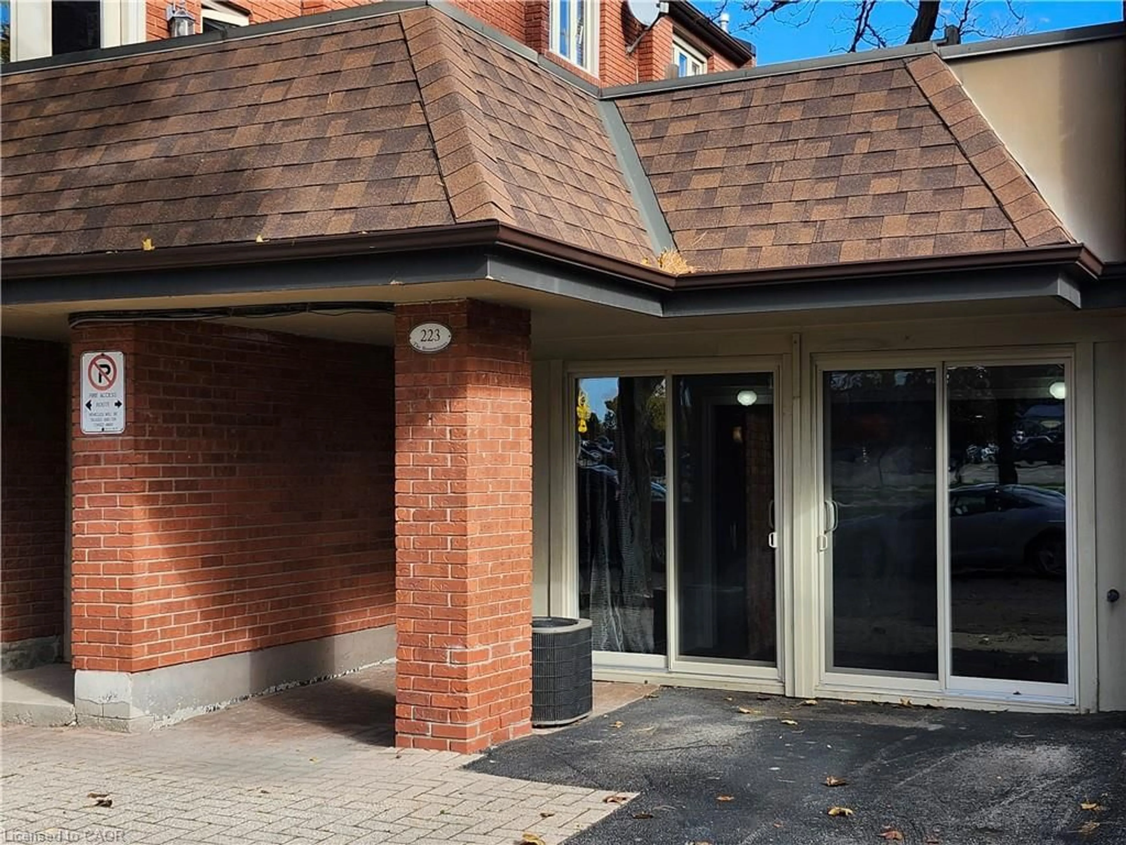 Indoor foyer for 895 Maple Ave, Burlington Ontario L7S 2H7