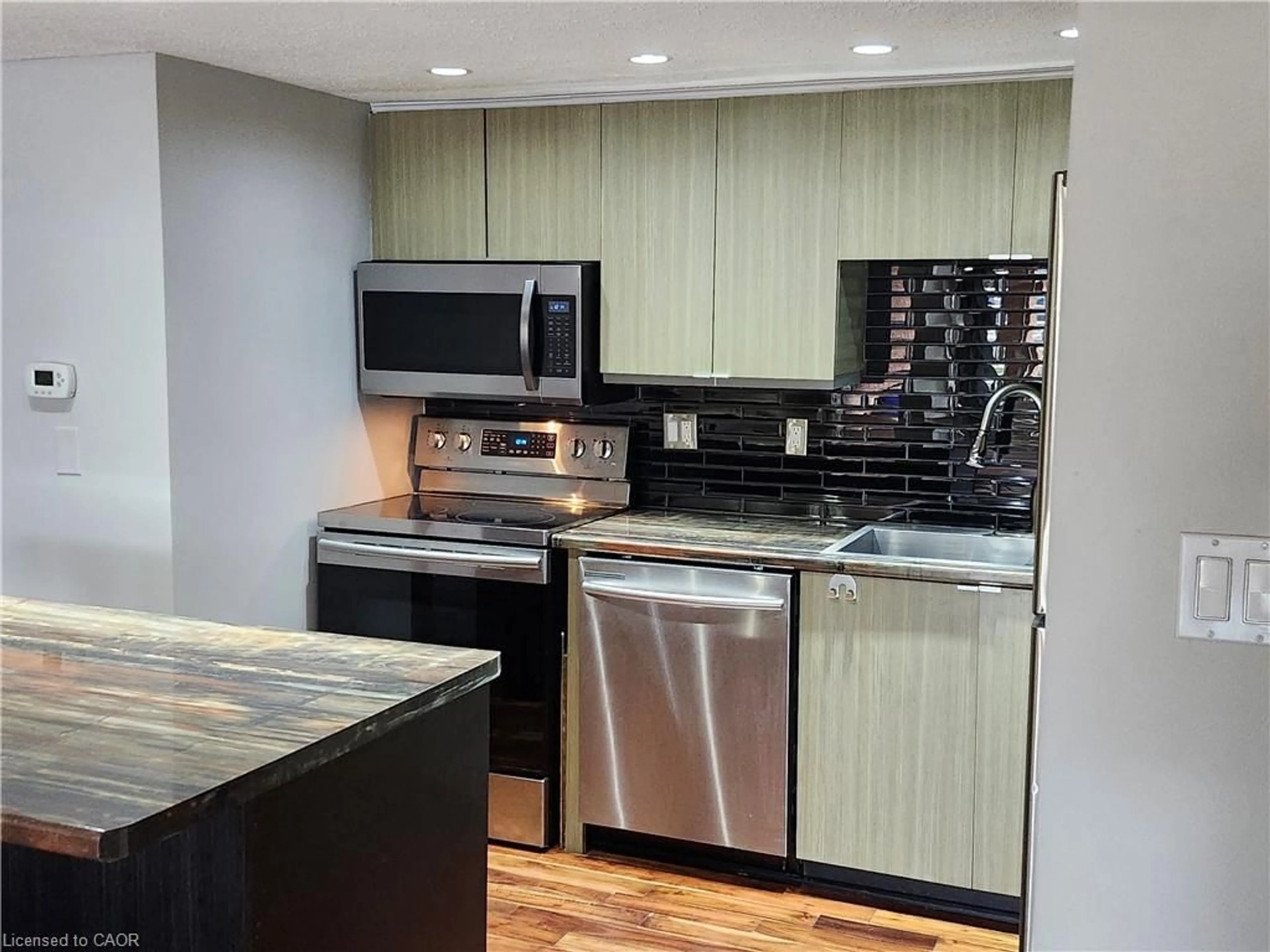 Unknown for 895 Maple Ave, Burlington Ontario L7S 2H7