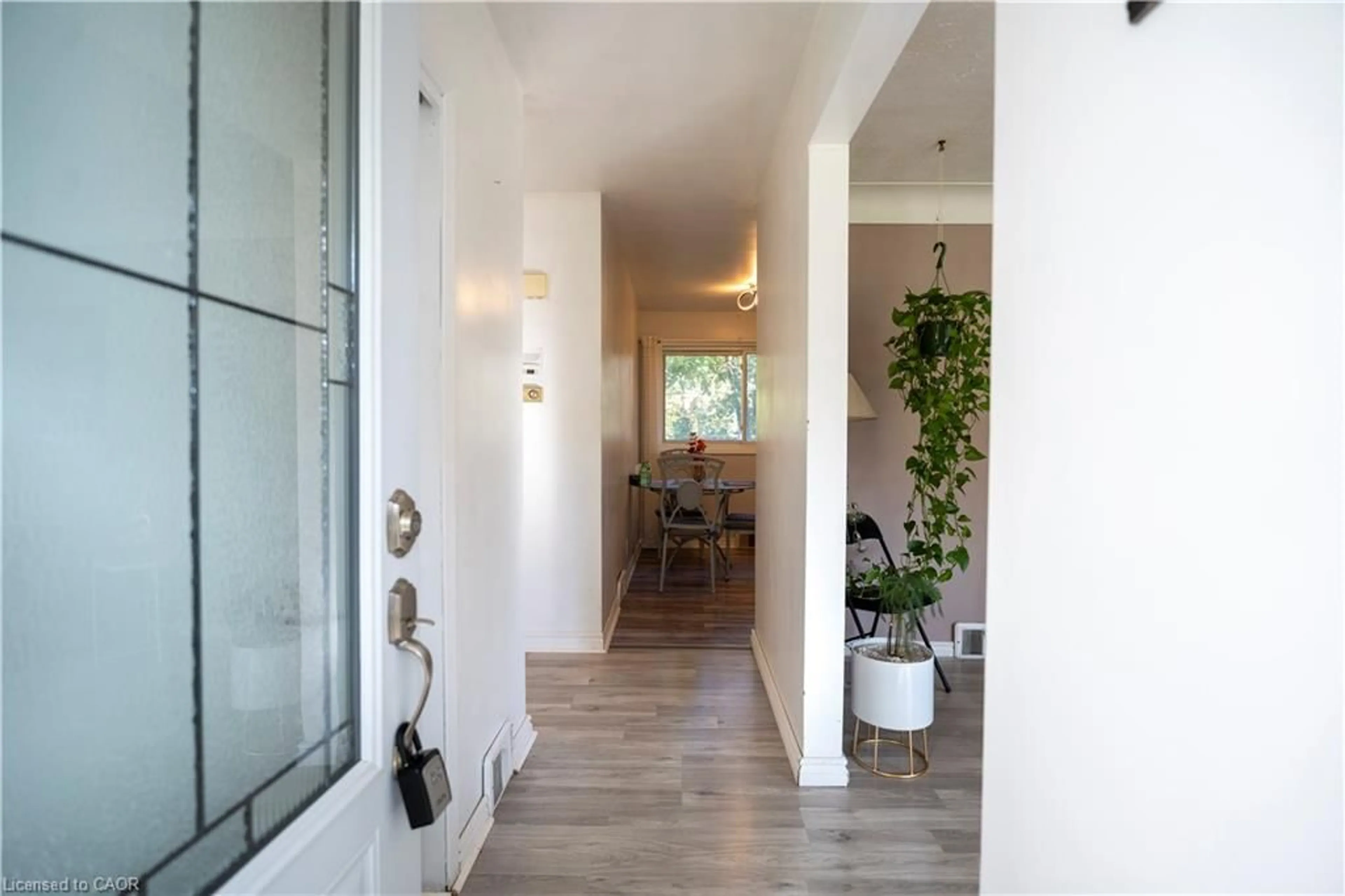 Indoor entryway for 3664 Arlington Ave, Niagara Falls Ontario L2J 2X2