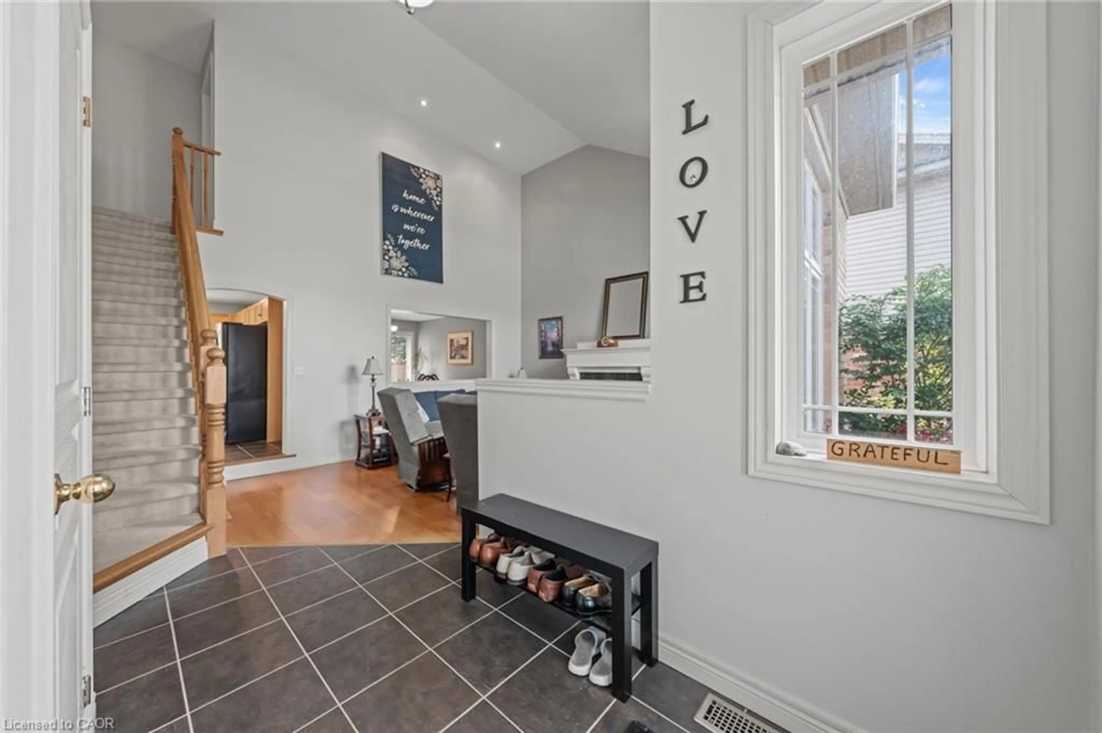 Indoor entryway for 4 Irongate Dr, Paris Ontario N3L 4G4