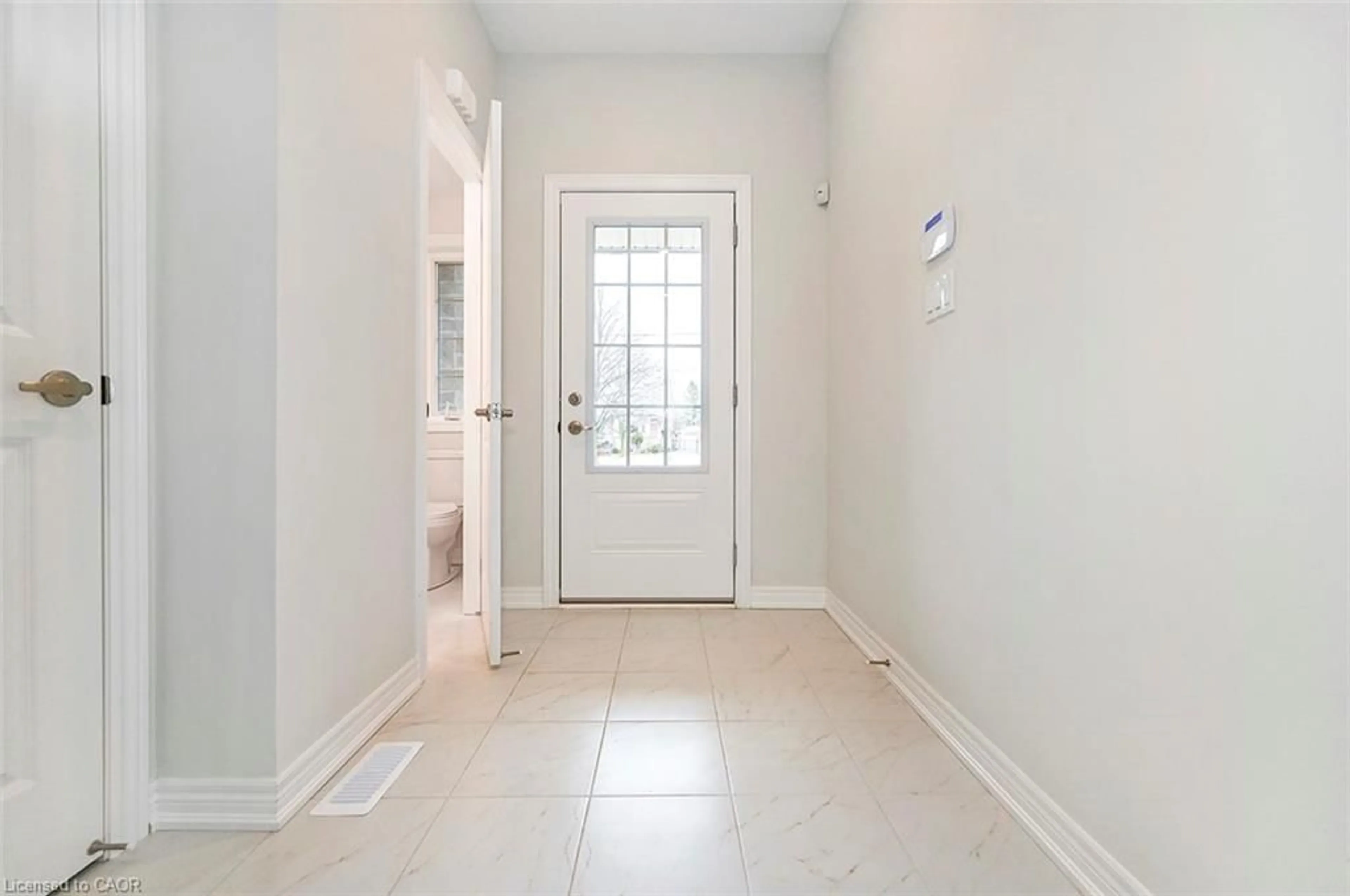 Indoor entryway for 20 Jellicoe Crt, Hamilton Ontario L9A 4T1