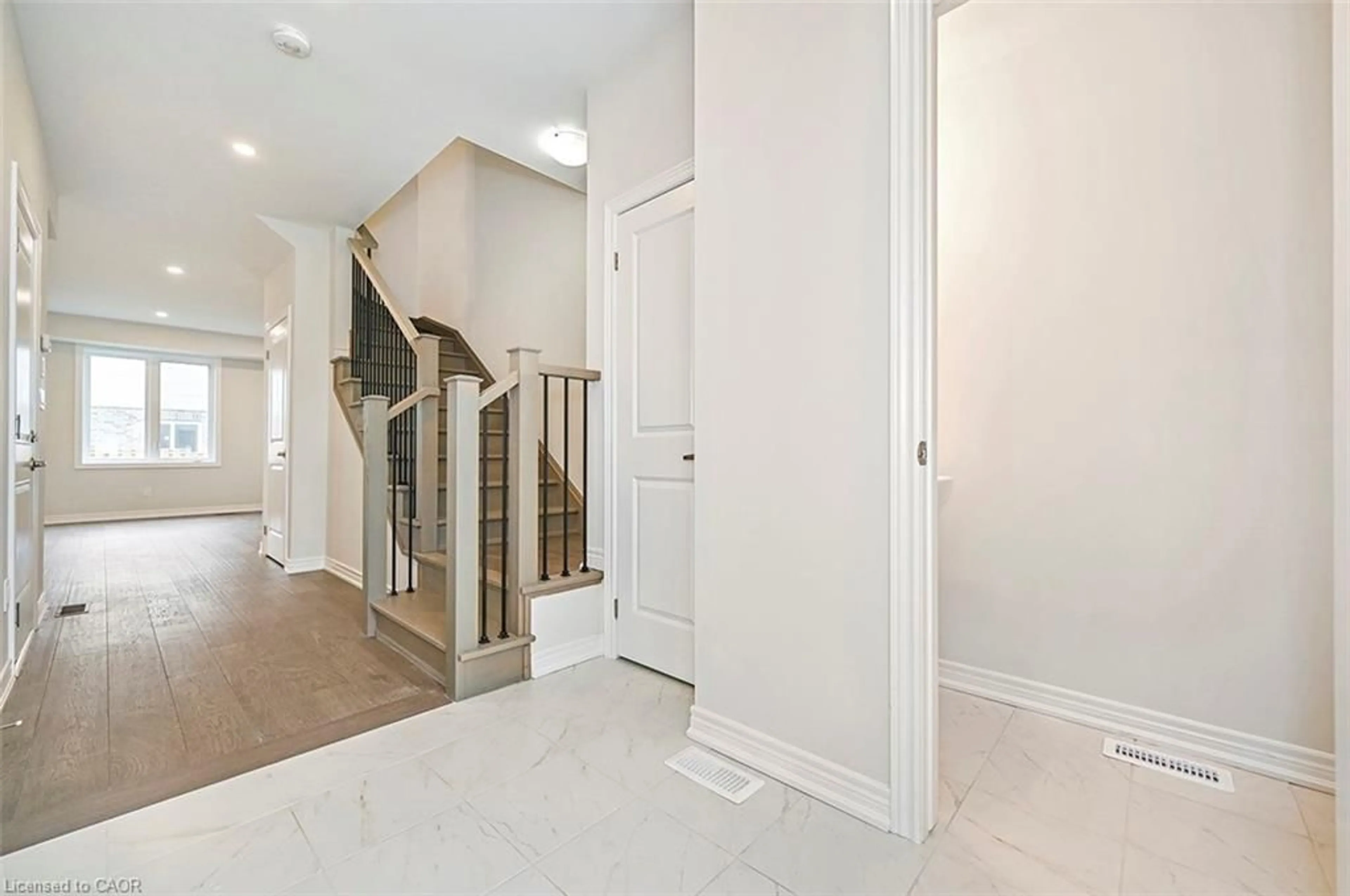 Indoor entryway for 20 Jellicoe Crt, Hamilton Ontario L9A 4T1