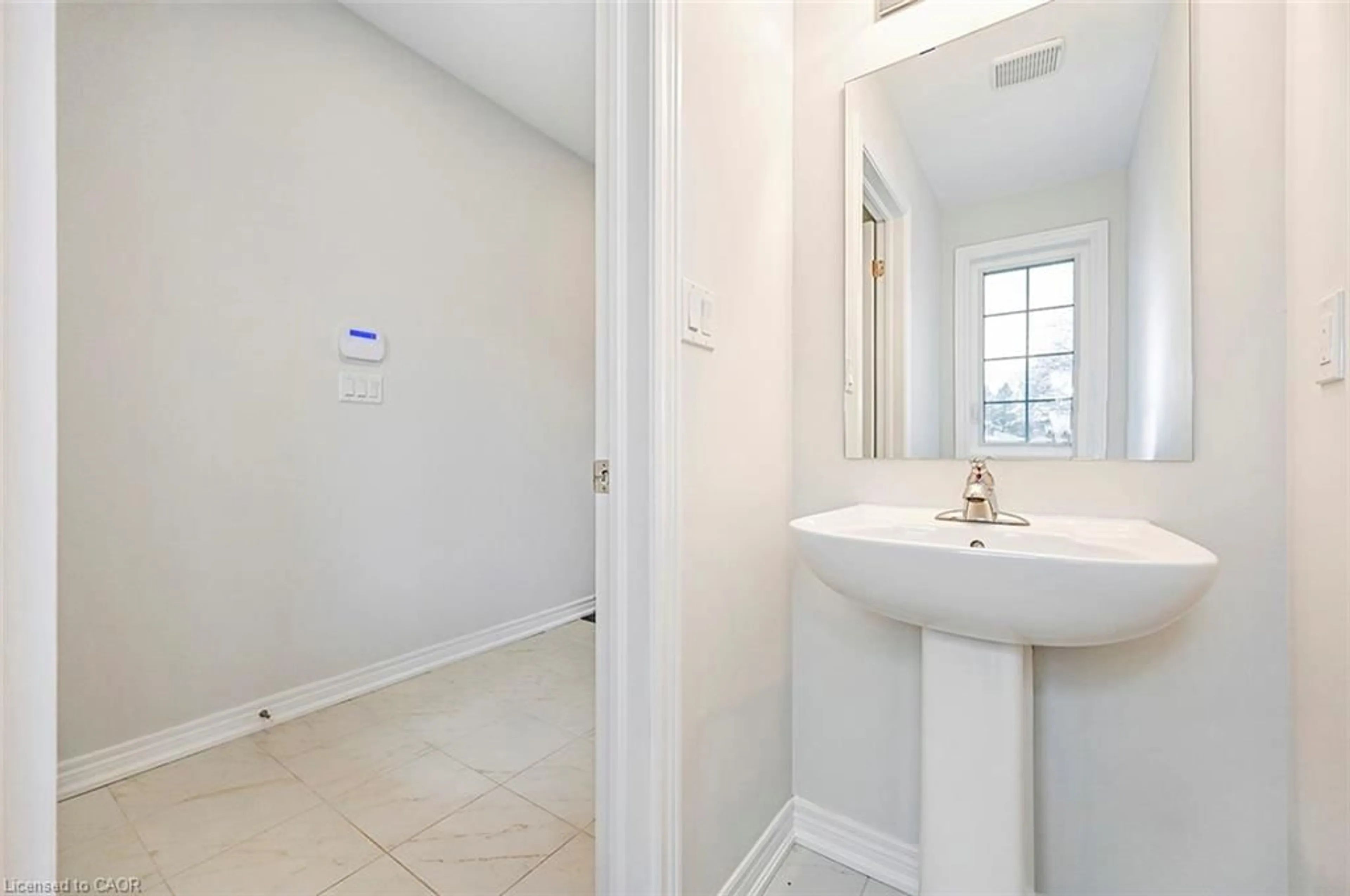 Standard bathroom, ceramic/tile floor for 20 Jellicoe Crt, Hamilton Ontario L9A 4T1
