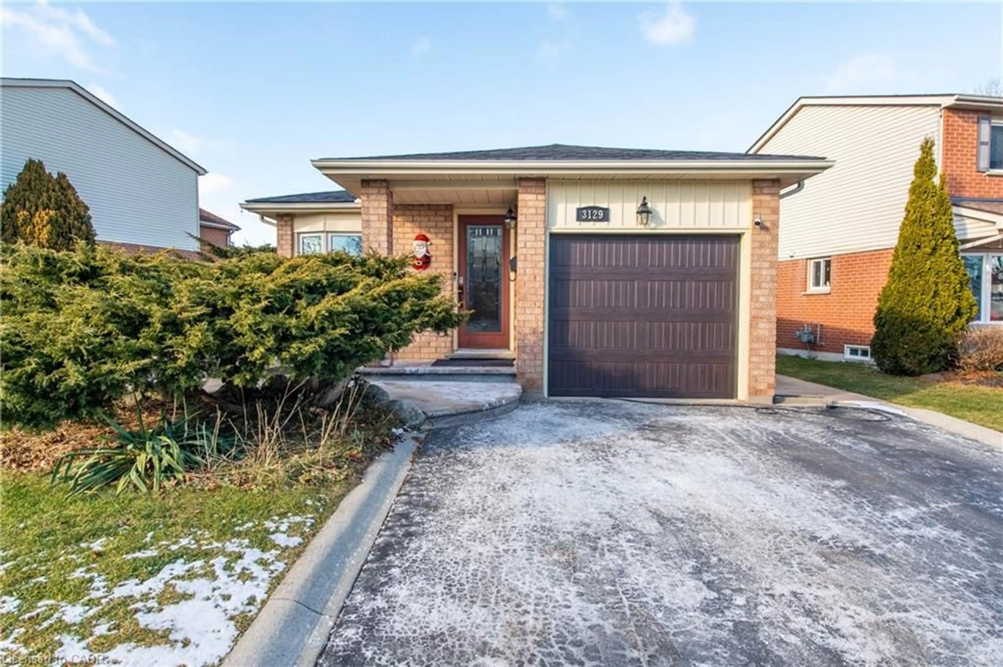 Home with brick exterior material, street for 3129 Sandcliffe Crt, Burlington Ontario L7M 3G9
