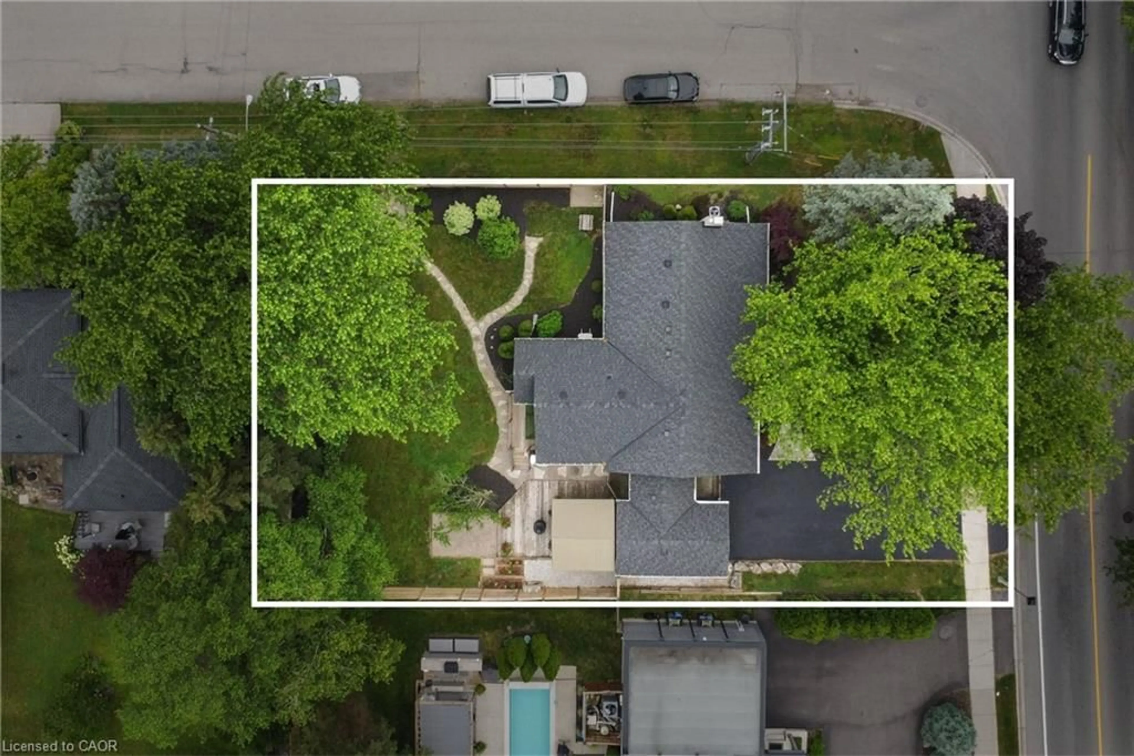 A pic from outside/outdoor area/front of a property/back of a property/a pic from drone, street for 136 Mohawk Rd, Ancaster Ontario L9G 2W9