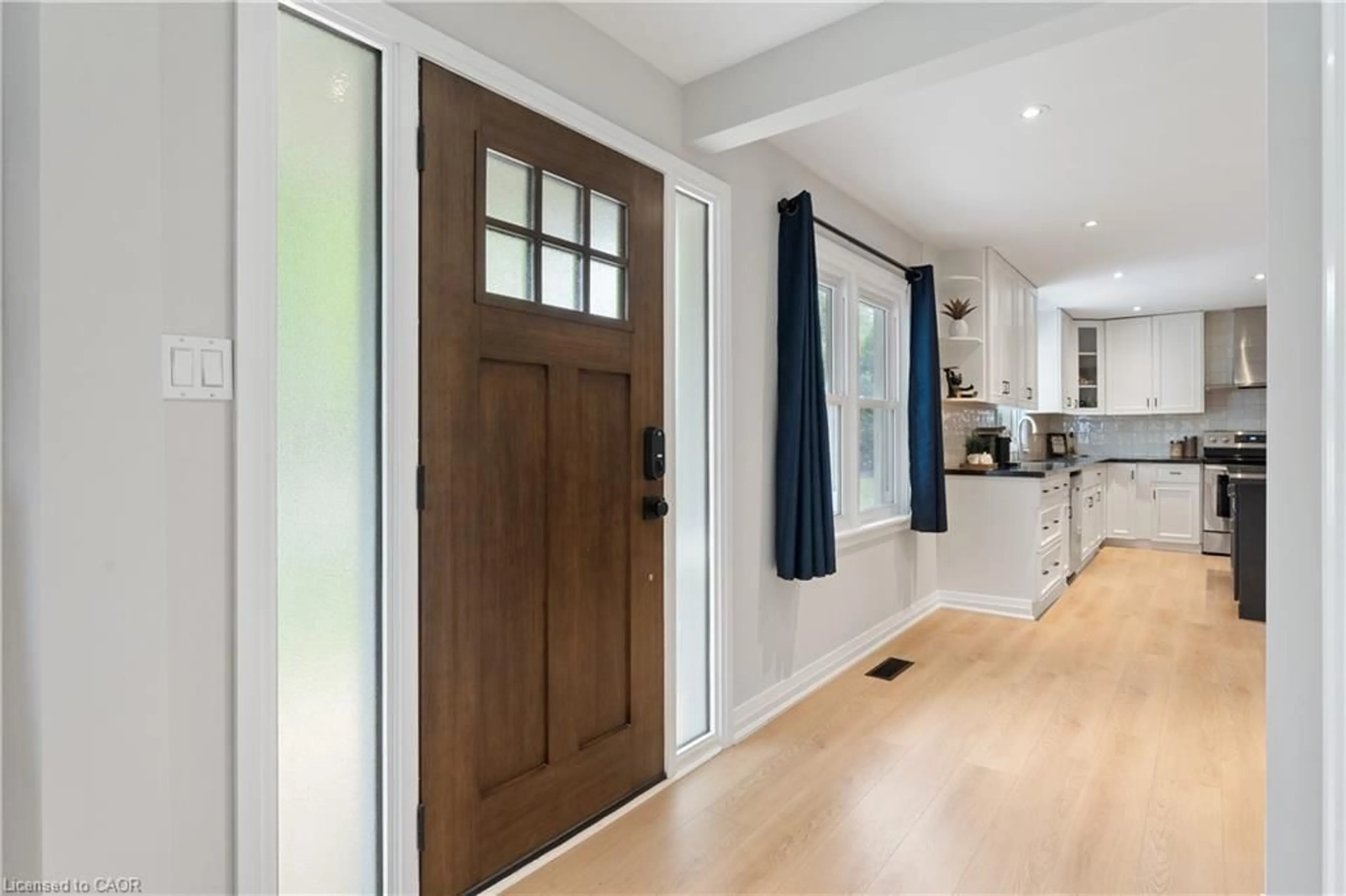 Indoor entryway for 136 Mohawk Rd, Ancaster Ontario L9G 2W9