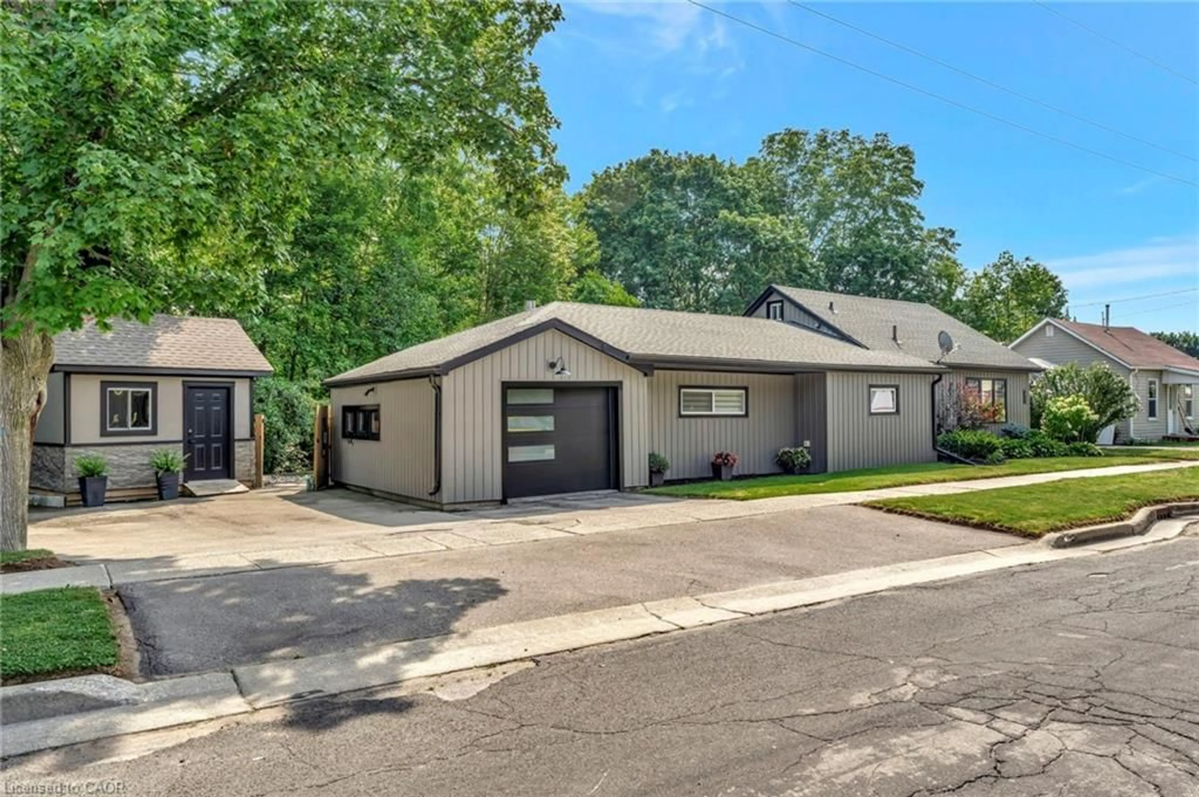 Home with vinyl exterior material, street for 275 Talbot St, Simcoe Ontario N3Y 3X2