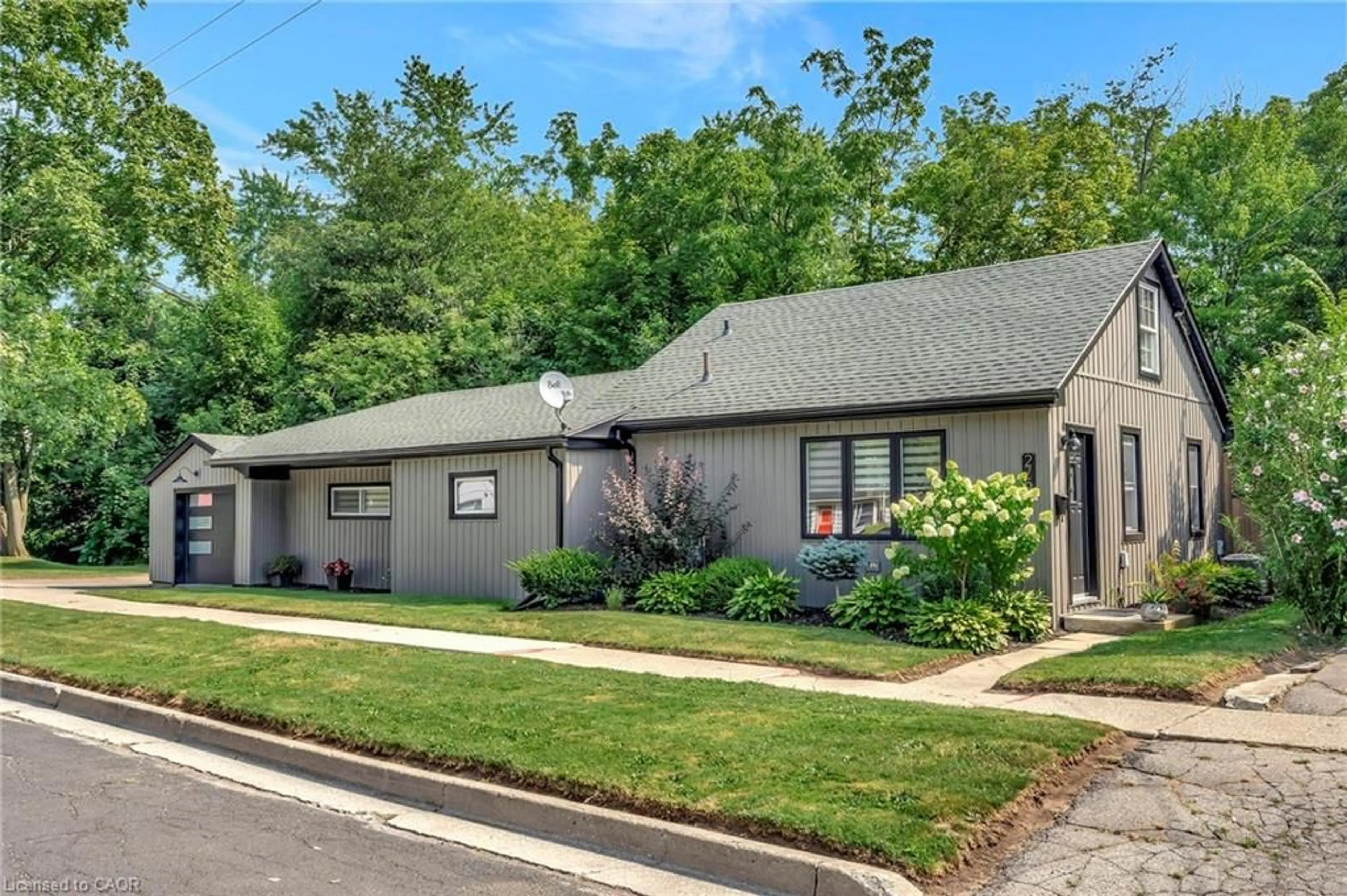 Home with vinyl exterior material, street for 275 Talbot St, Simcoe Ontario N3Y 3X2