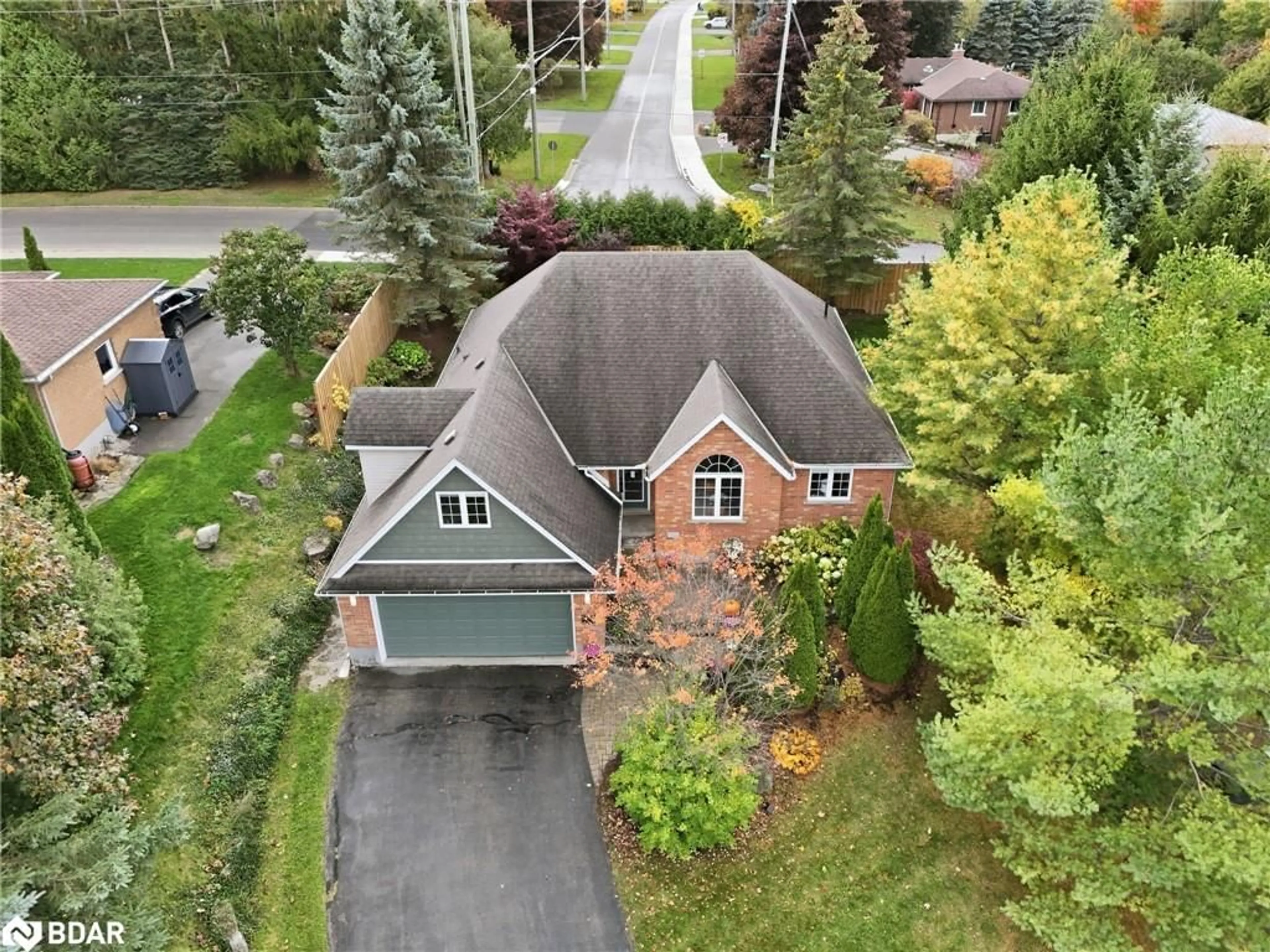 A pic from outside/outdoor area/front of a property/back of a property/a pic from drone, street for 32 Dickinson Crt, Elora Ontario N0B 1S0