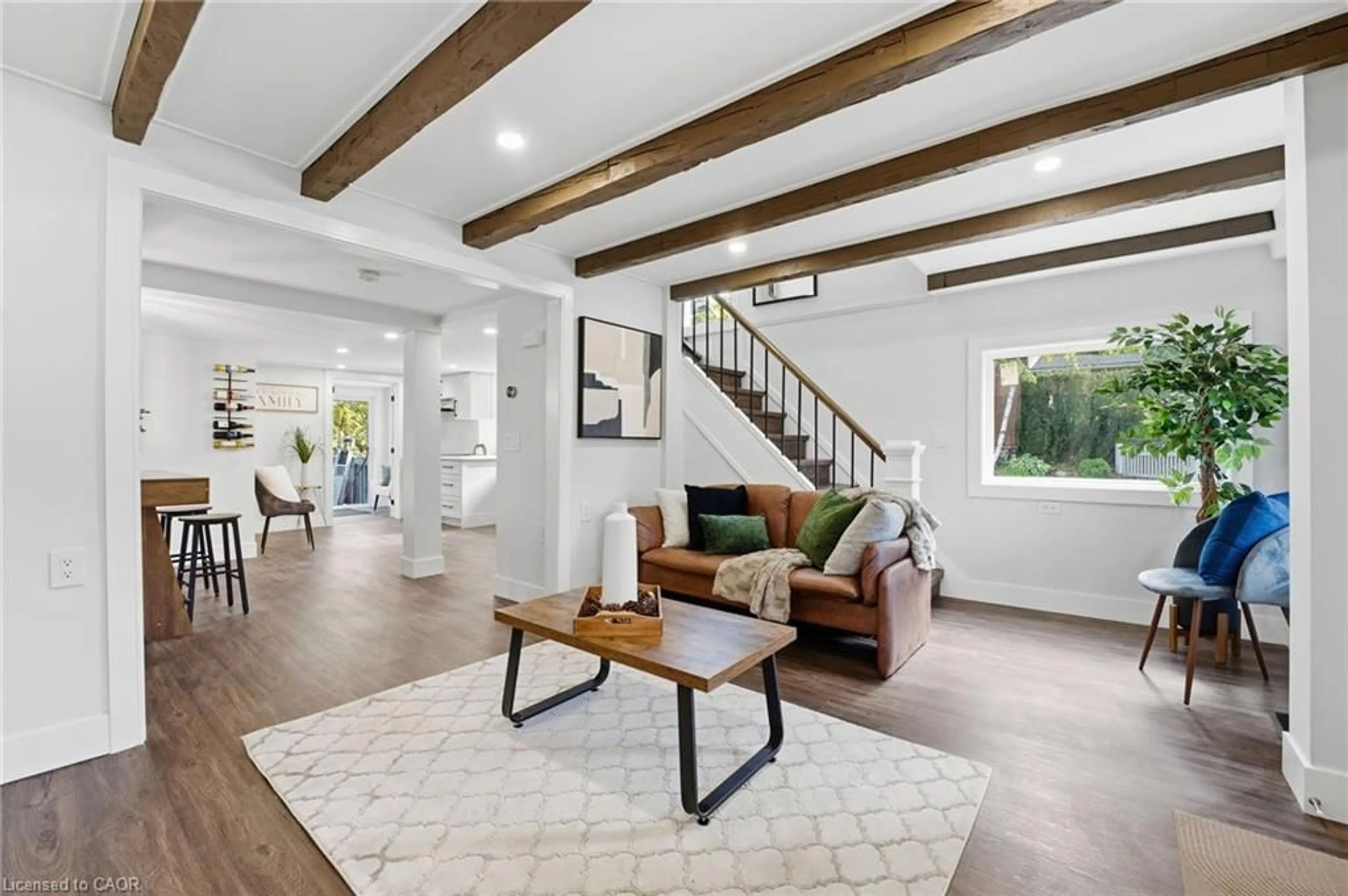 Living room with furniture, unknown for 4255 William St, Beamsville Ontario L0R 1B0