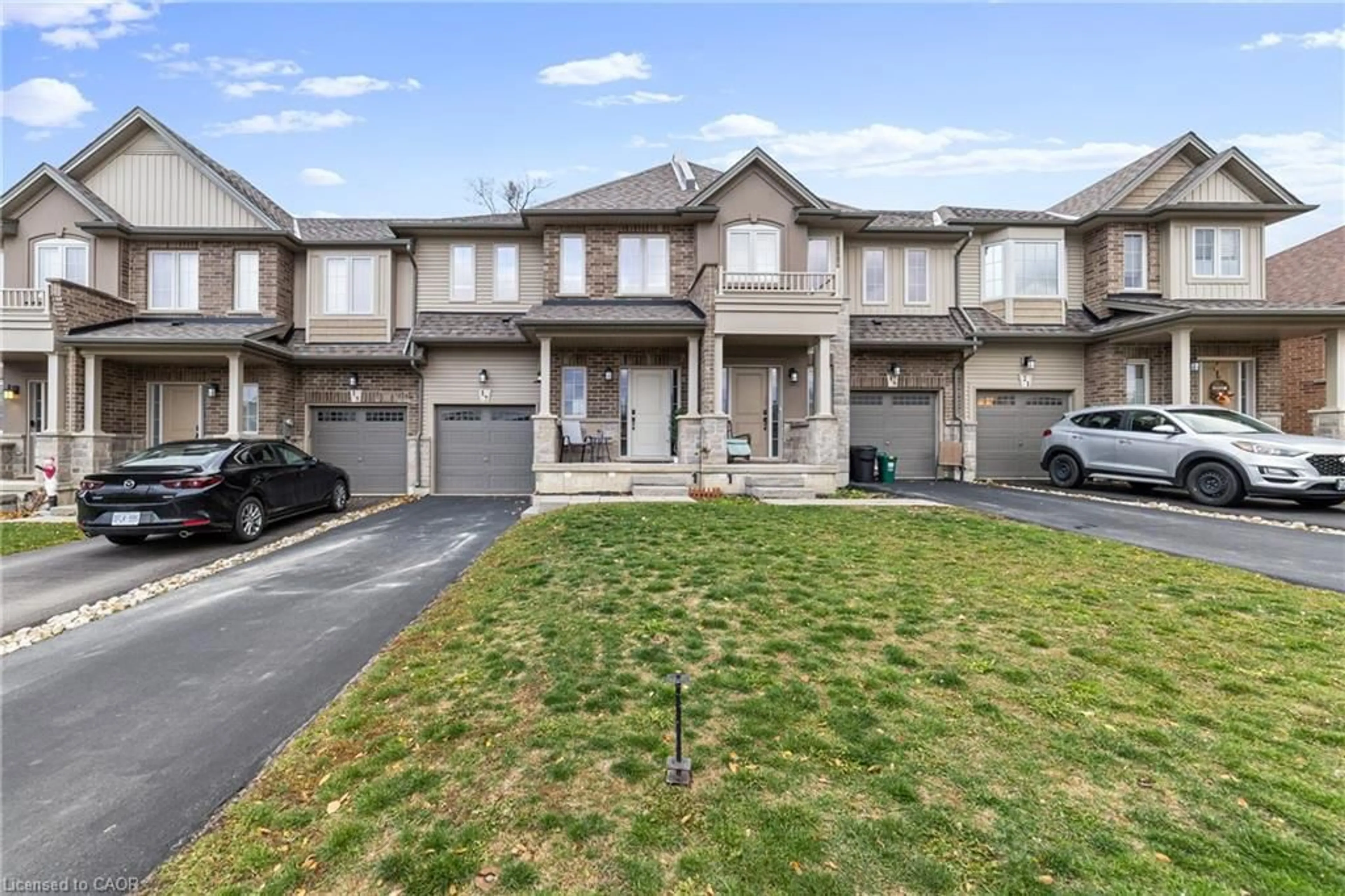 A pic from outside/outdoor area/front of a property/back of a property/a pic from drone, street for 17 Dennis Dr, Smithville Ontario L0R 2A0