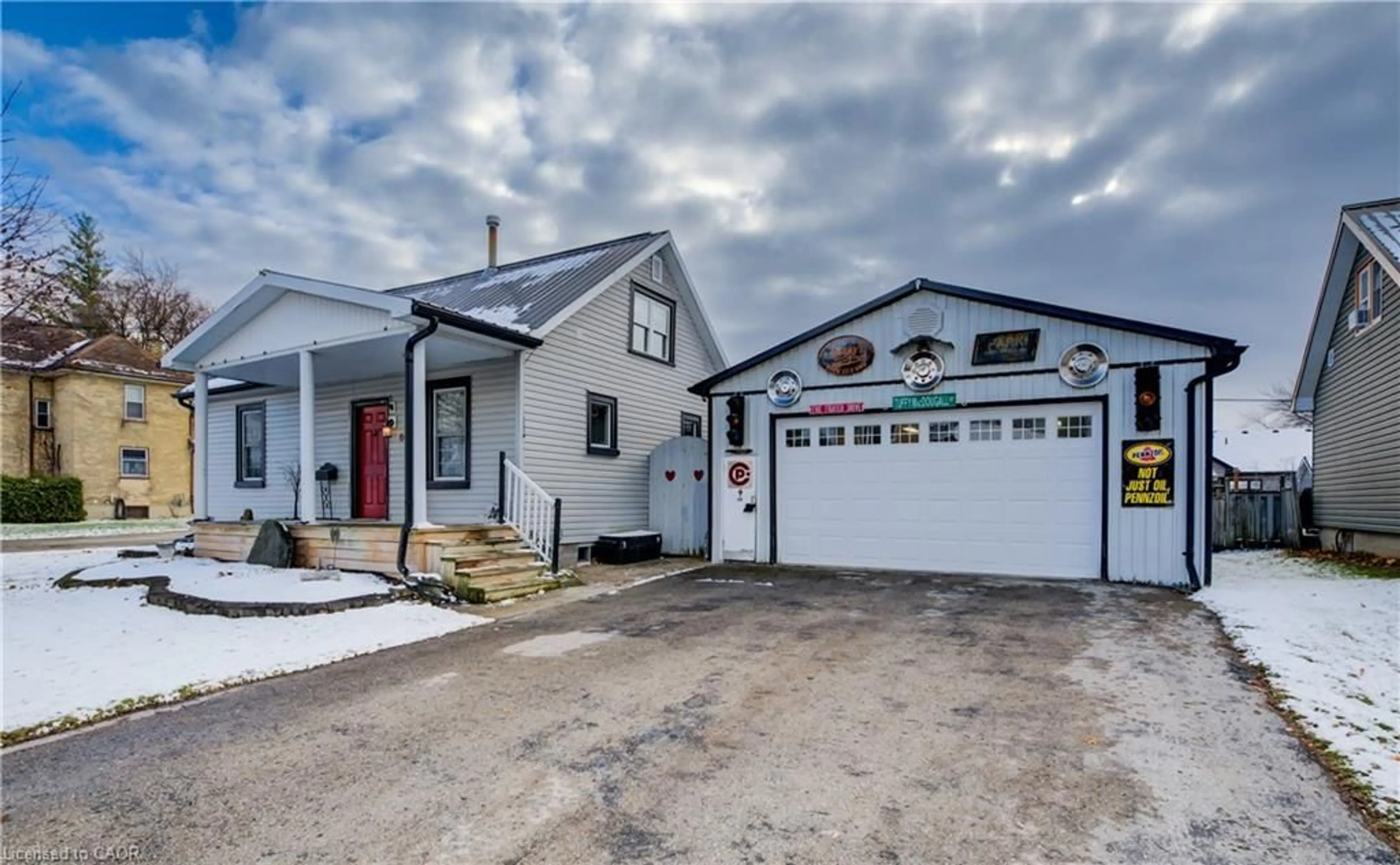 Indoor garage for 64 George St, Harriston Ontario N0G 1Z0