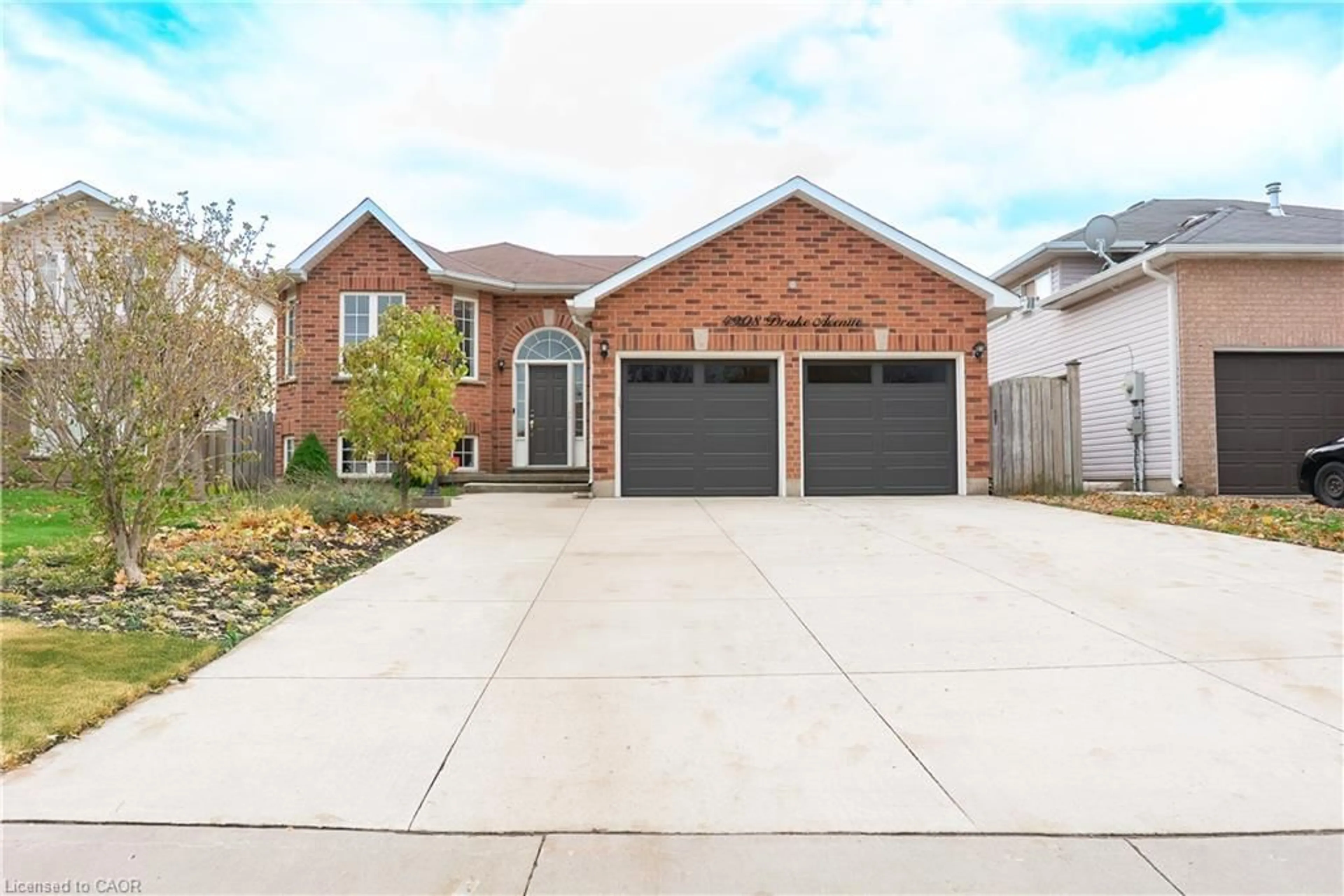 Home with brick exterior material, street for 4908 Drake Ave, Beamsville Ontario L3J 0E9