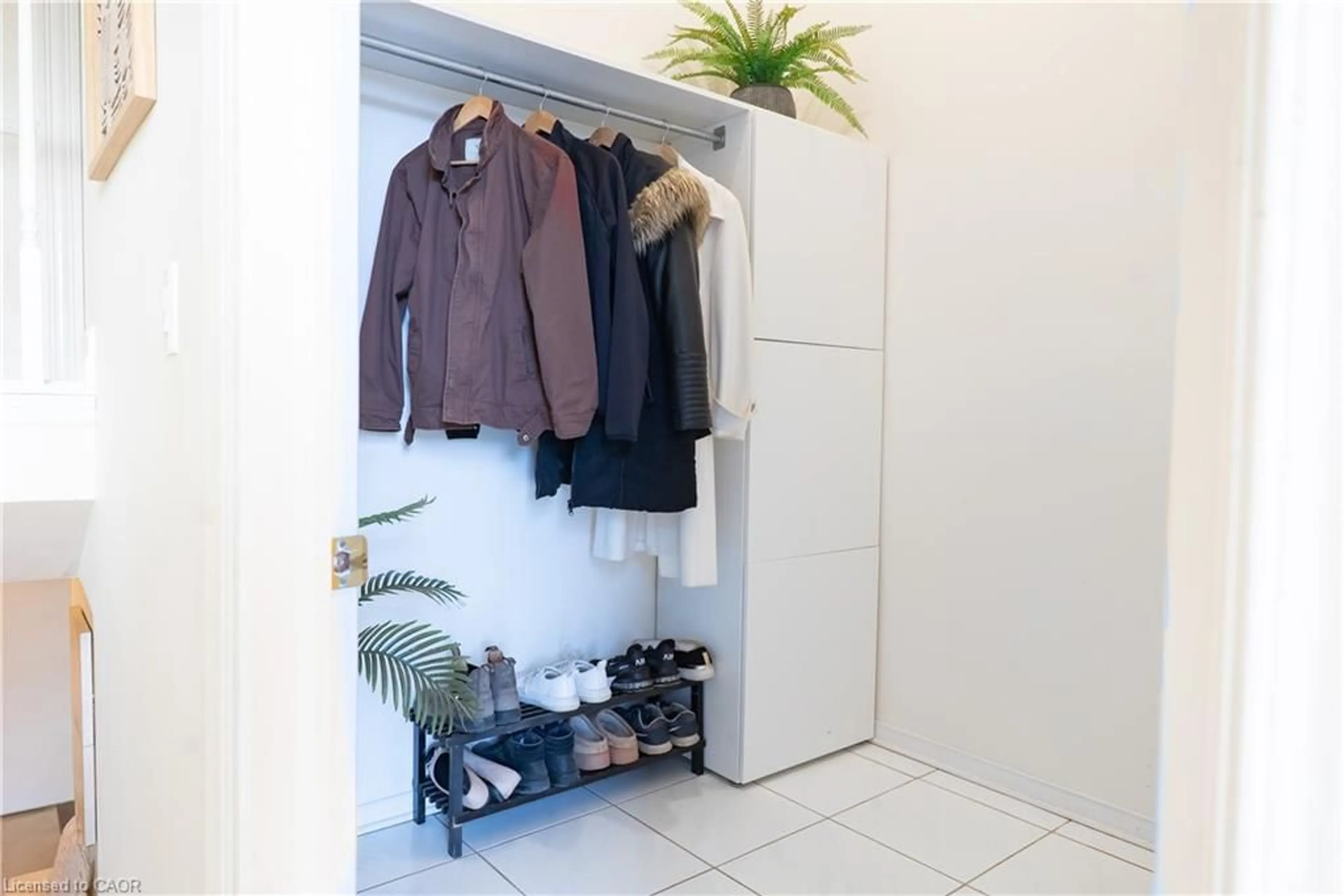 Indoor entryway for 4908 Drake Ave, Beamsville Ontario L3J 0E9