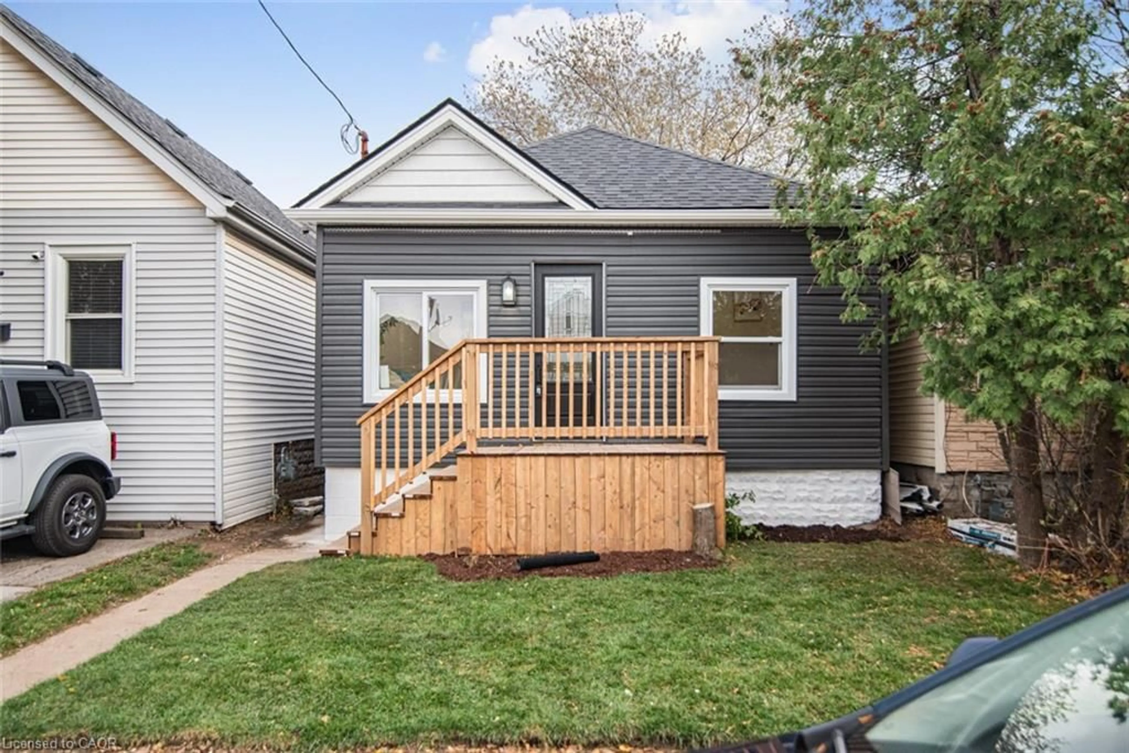 Home with vinyl exterior material, street for 330 Fairfield Ave, Hamilton Ontario L8H 5H8