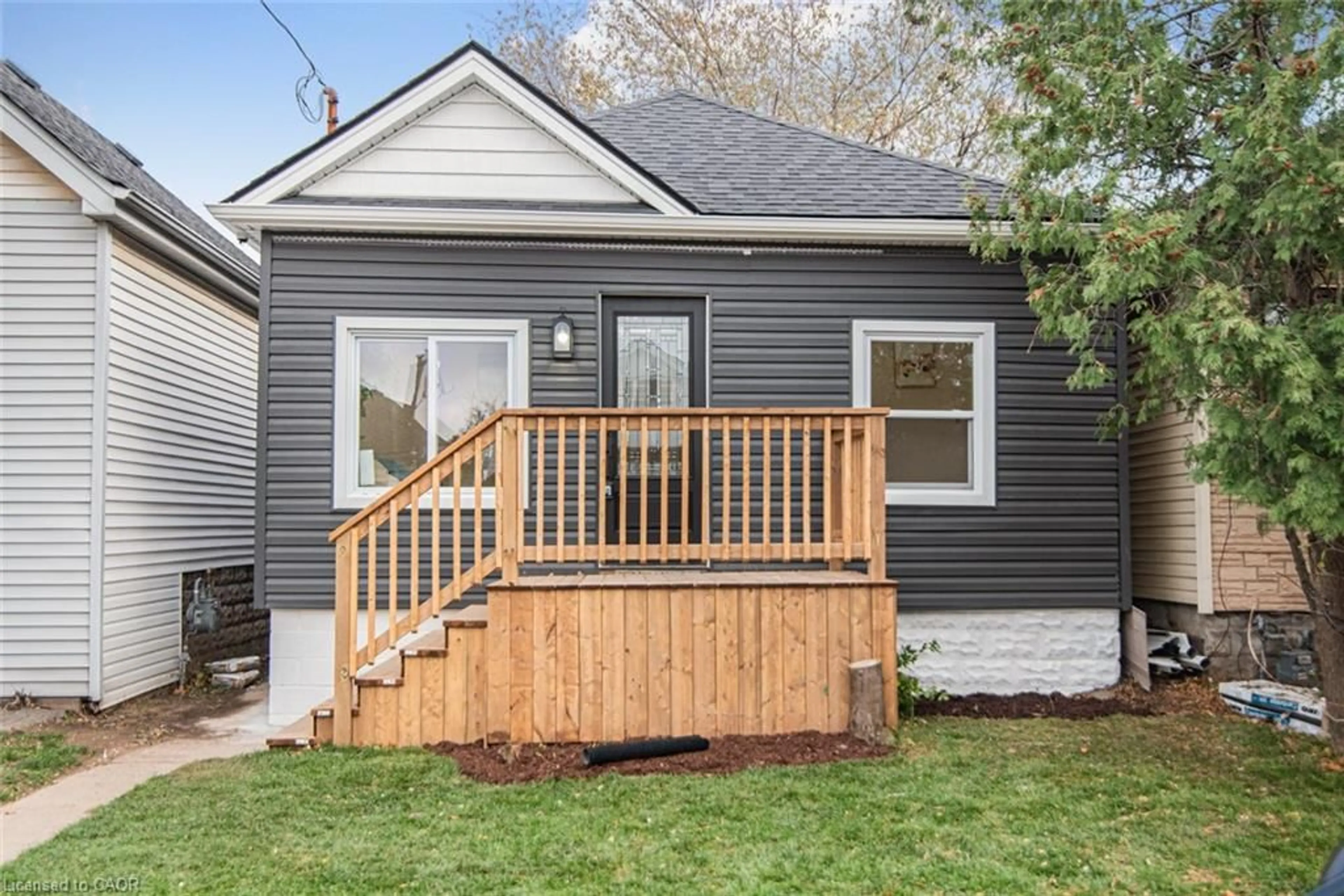 Home with vinyl exterior material, street for 330 Fairfield Ave, Hamilton Ontario L8H 5H8