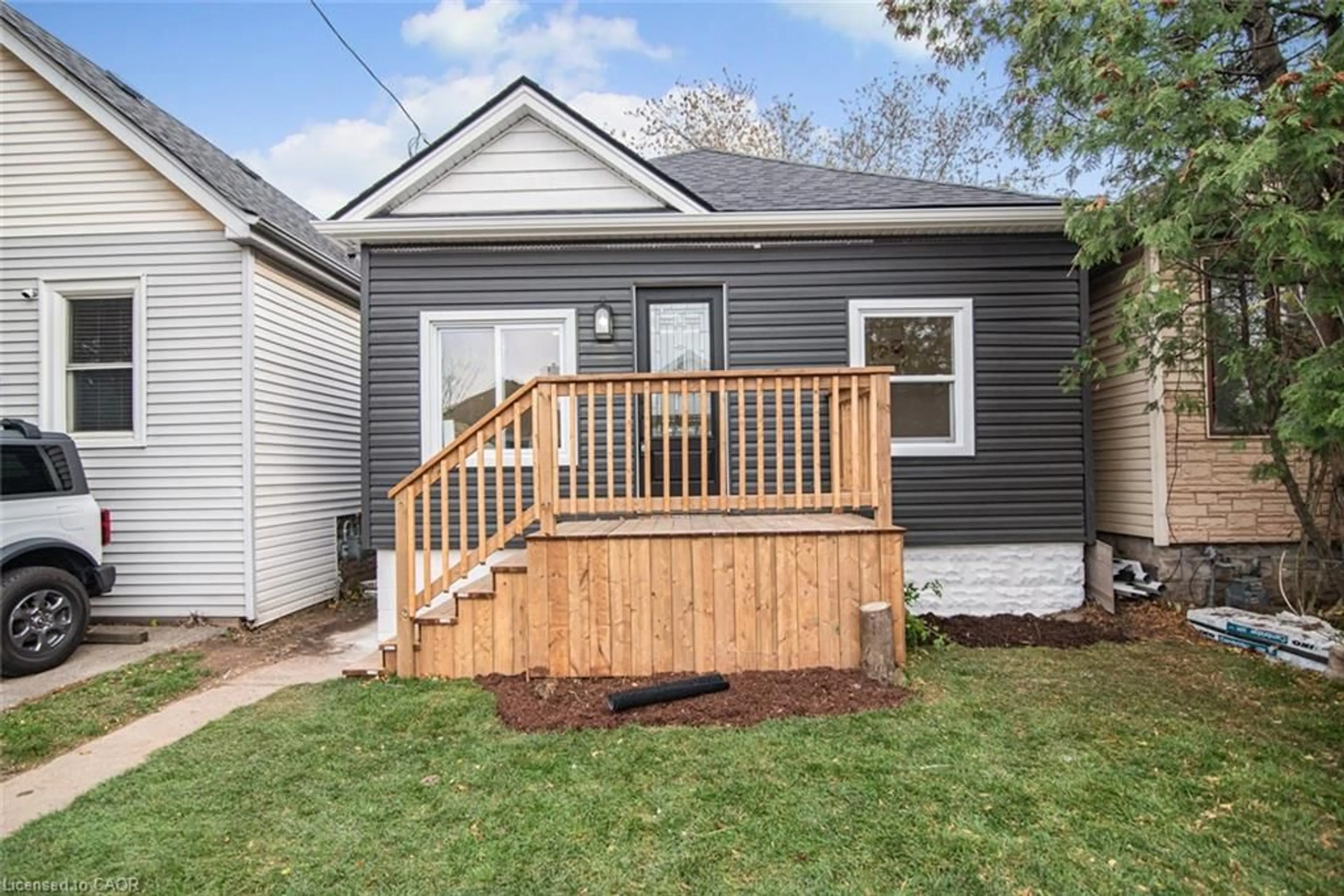 Home with vinyl exterior material, street for 330 Fairfield Ave, Hamilton Ontario L8H 5H8