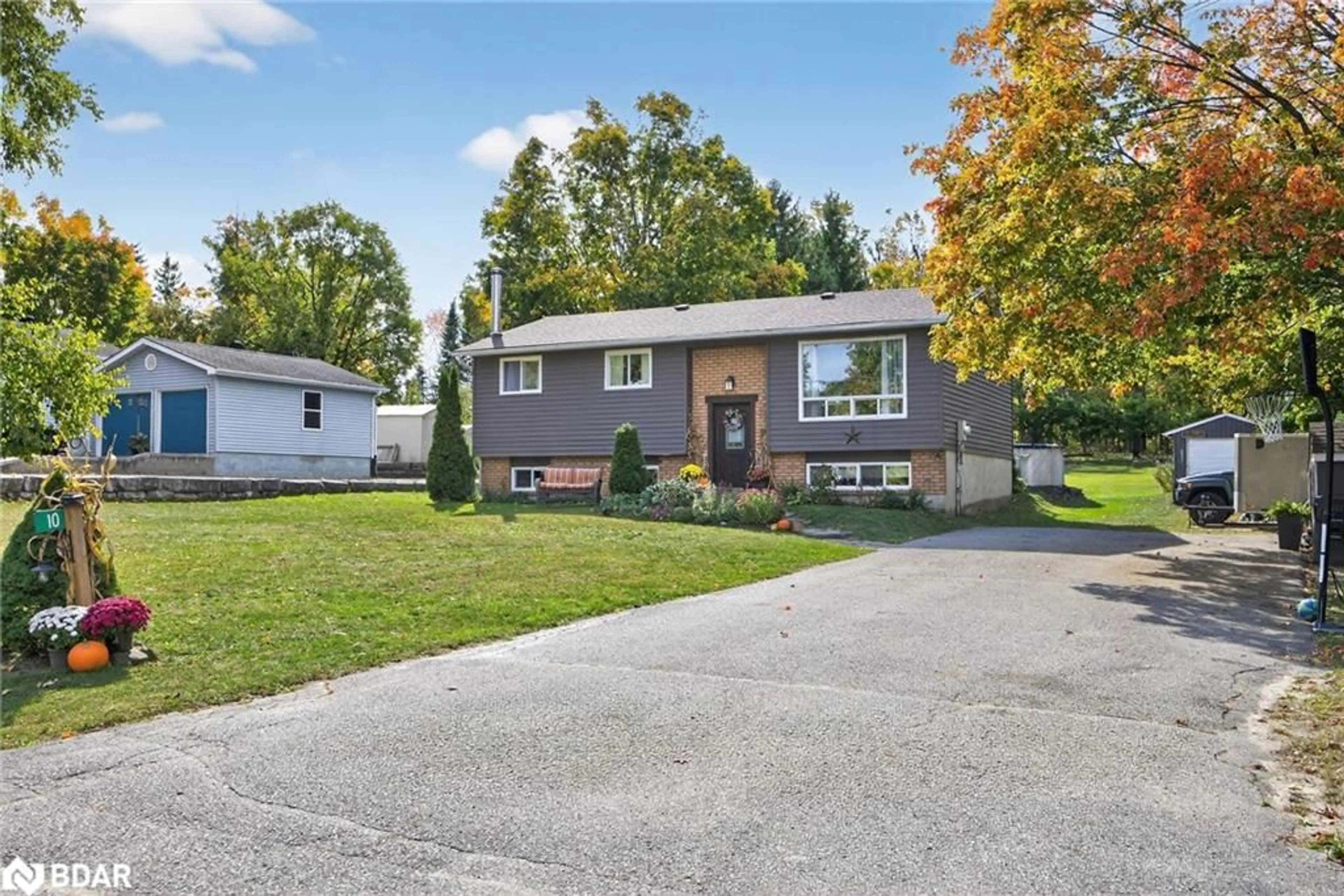 Home with vinyl exterior material, street for 10 Conder Dr, Warminster Ontario L0K 1E0