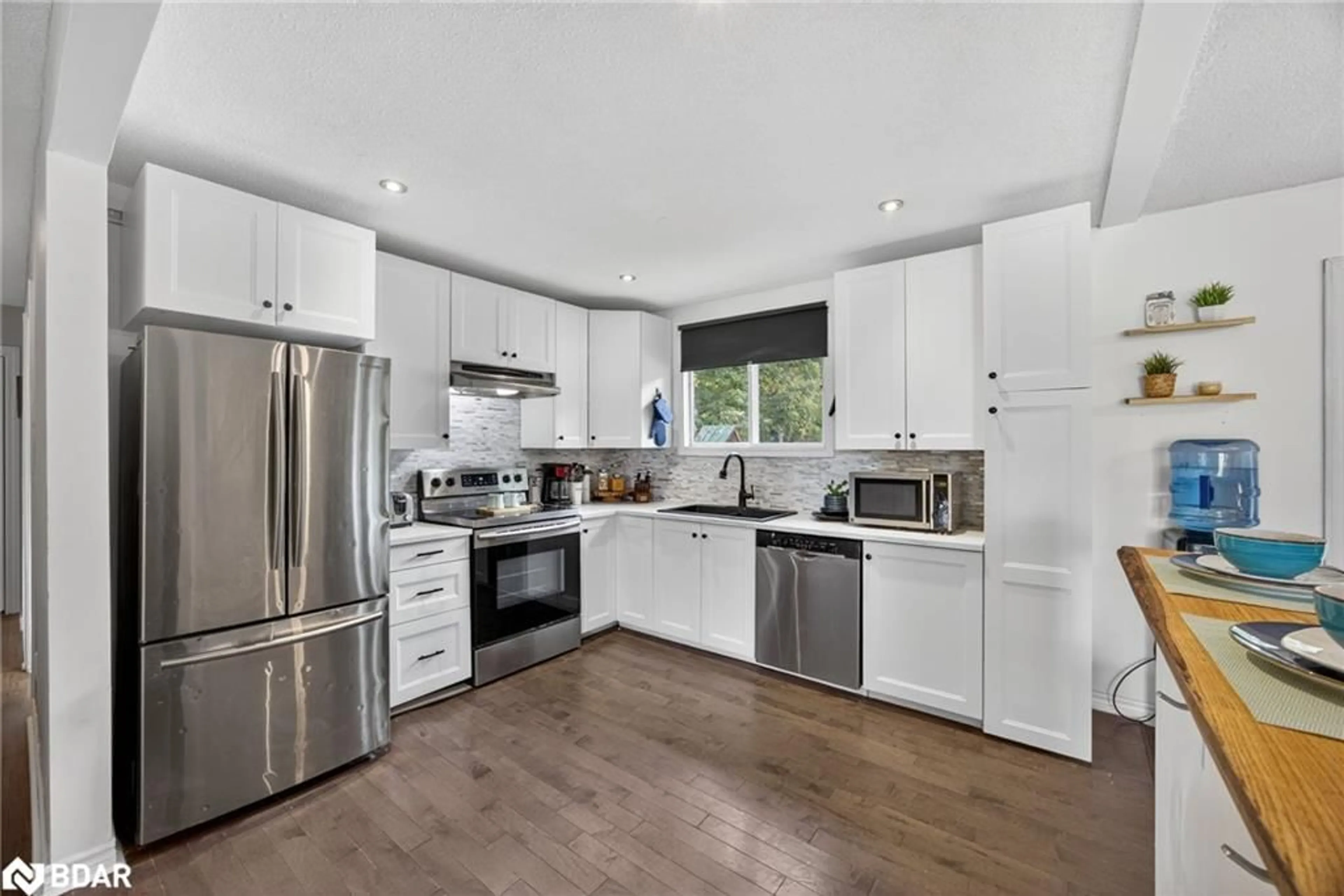 Open concept kitchen, unknown for 10 Conder Dr, Warminster Ontario L0K 1E0
