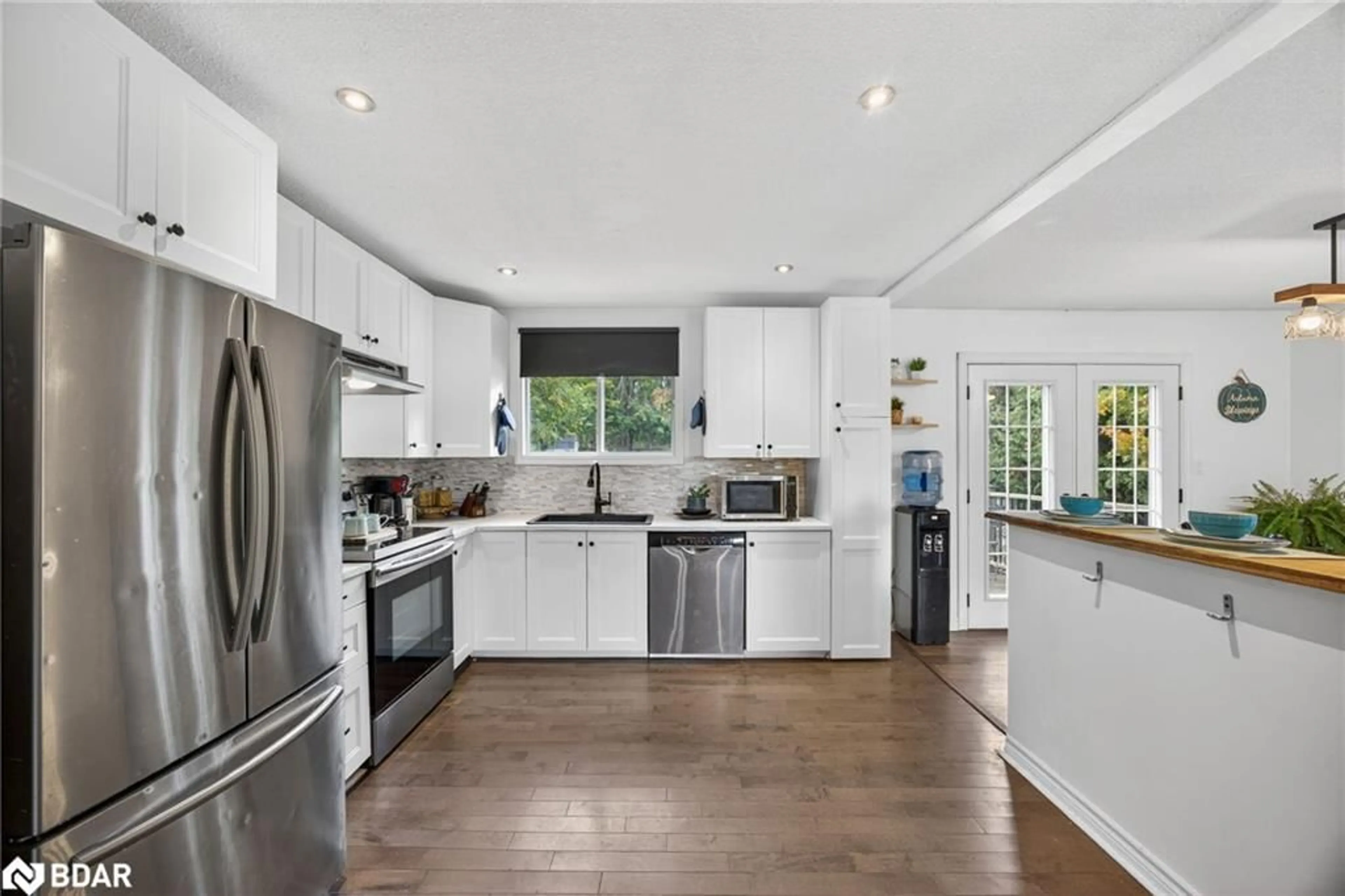 Open concept kitchen, ceramic/tile floor for 10 Conder Dr, Warminster Ontario L0K 1E0