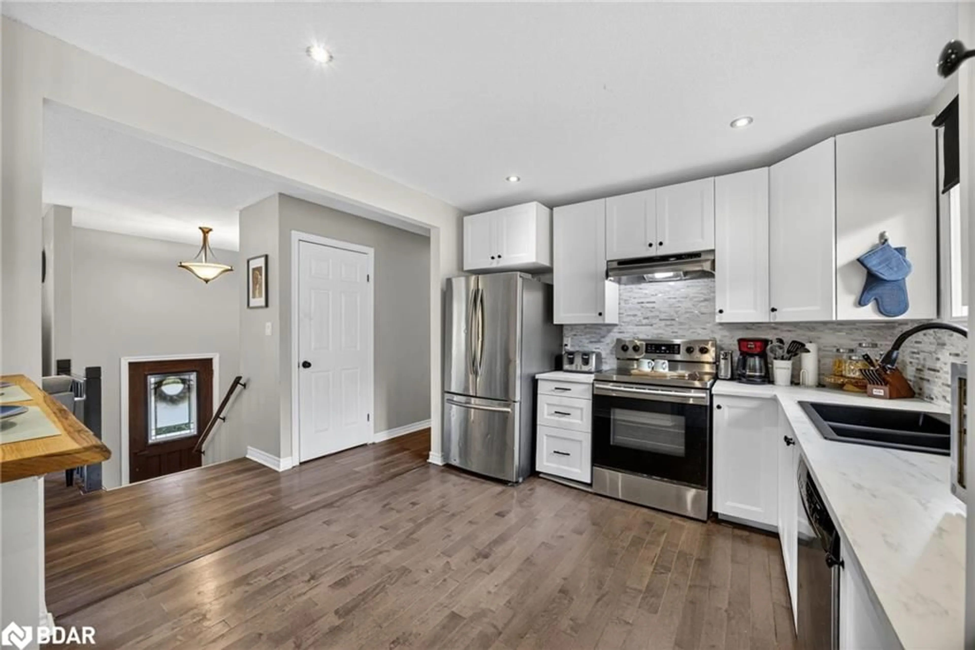 Open concept kitchen, wood/laminate floor for 10 Conder Dr, Warminster Ontario L0K 1E0