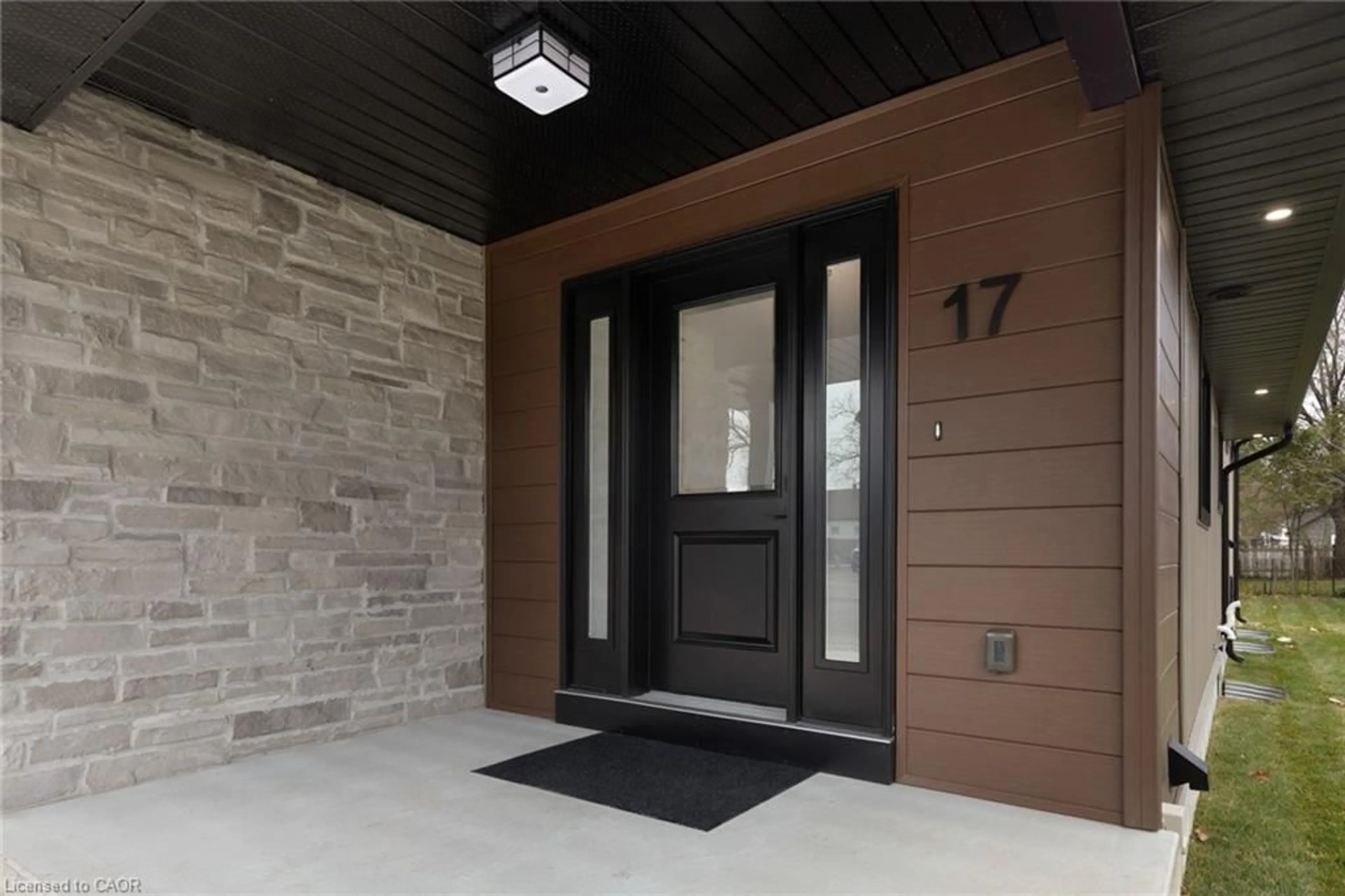 Indoor entryway for 17 Church St, Delhi Ontario N4B 1T3