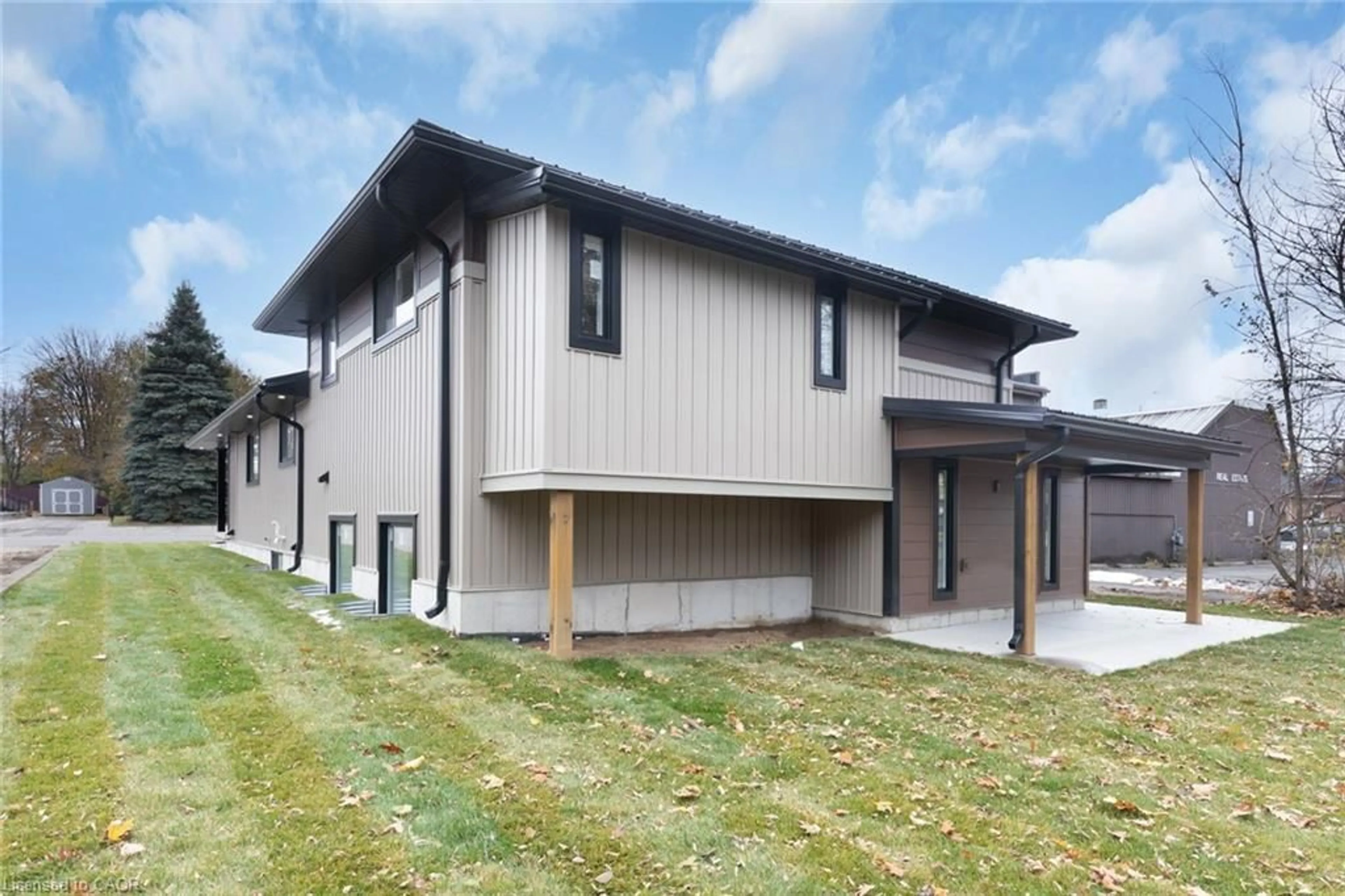 Home with vinyl exterior material, building for 17 Church St, Delhi Ontario N4B 1T3