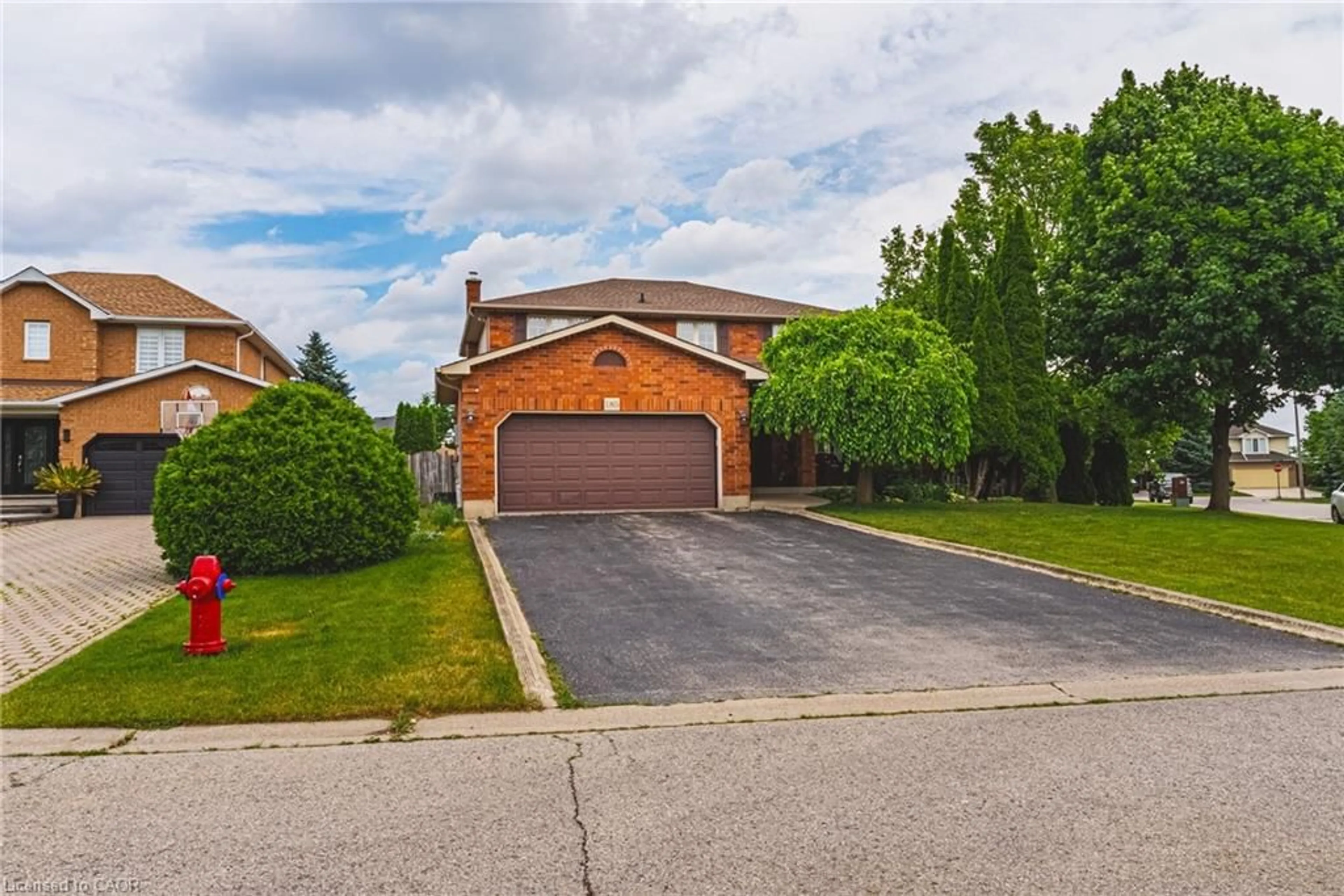 A pic from outside/outdoor area/front of a property/back of a property/a pic from drone, street for 185 Comfort Crt, Hamilton Ontario L0R 1W0
