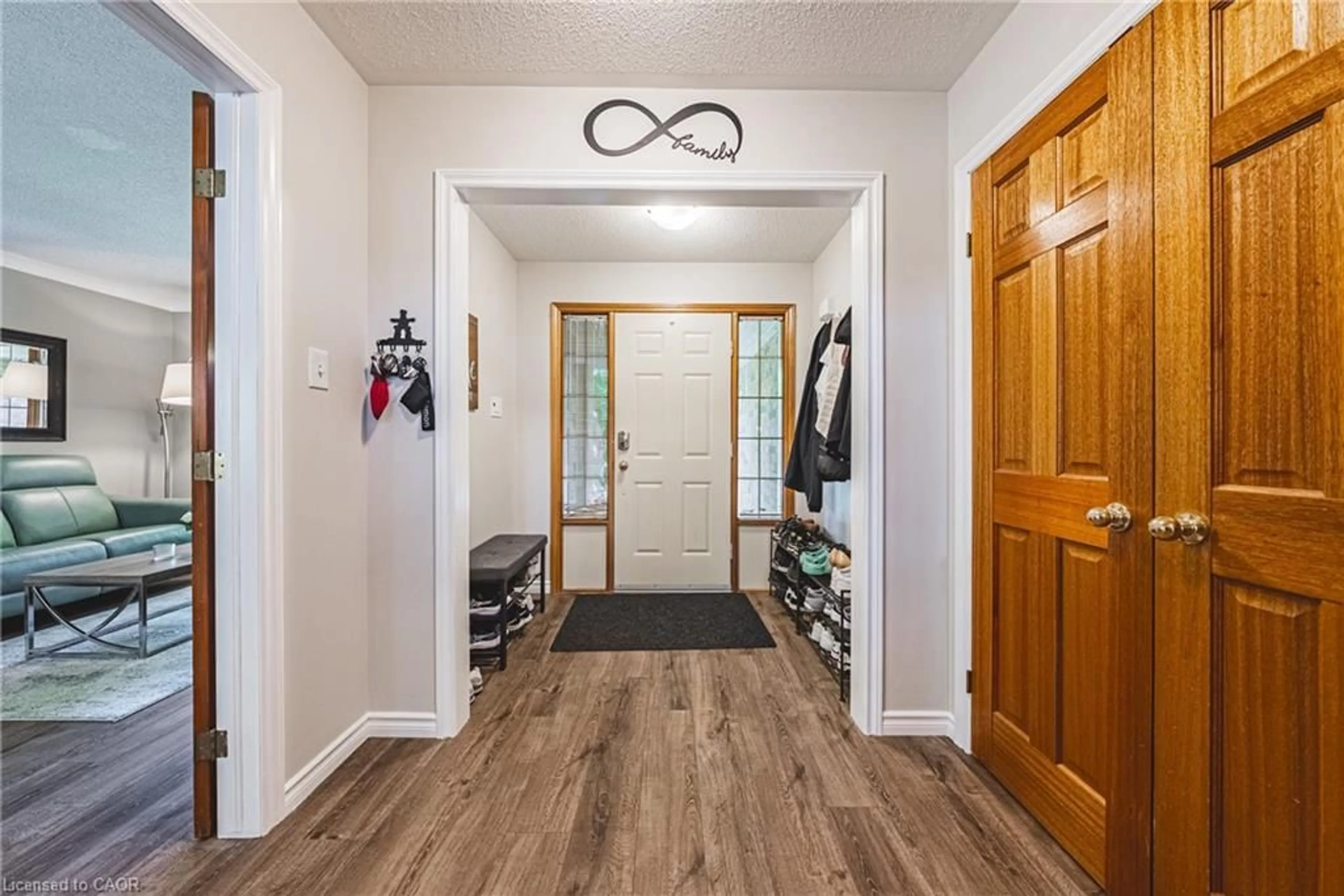 Indoor entryway for 185 Comfort Crt, Hamilton Ontario L0R 1W0