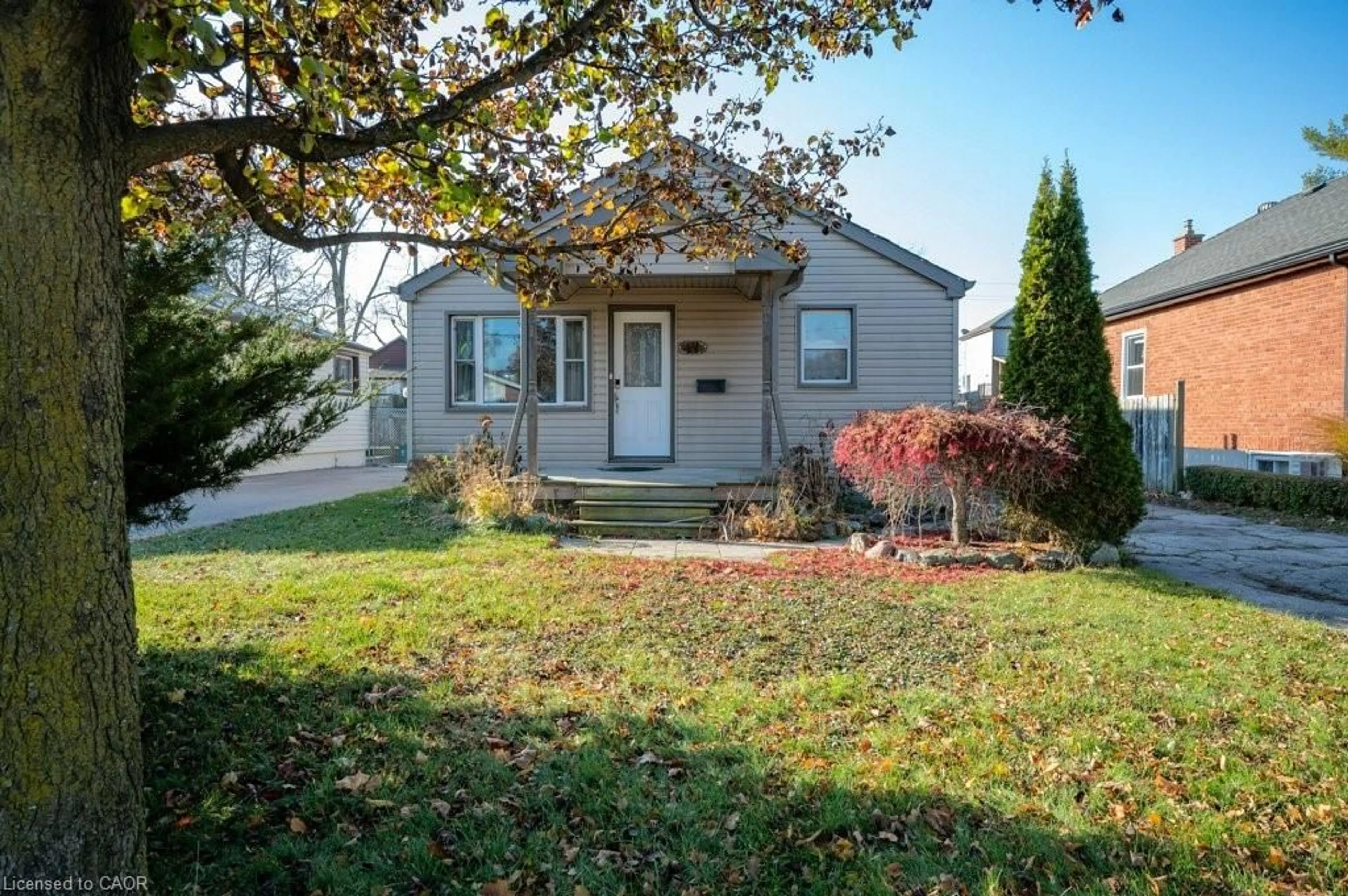 Home with vinyl exterior material, street for 131 Elmwood Ave, Cambridge Ontario N1R 4Y8