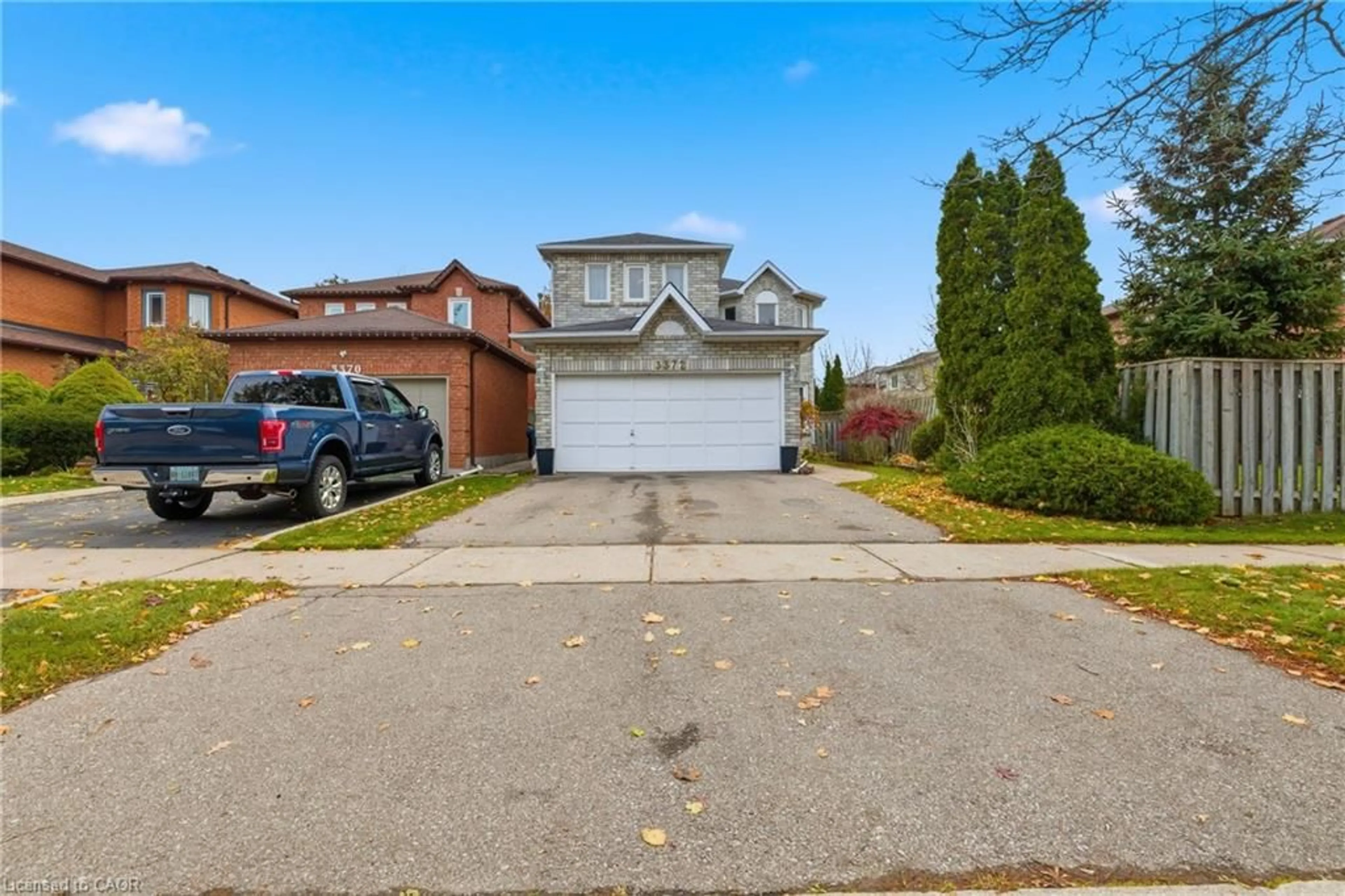 A pic from outside/outdoor area/front of a property/back of a property/a pic from drone, street for 3372 Bobwhite Mews, Mississauga Ontario L5N 6E7