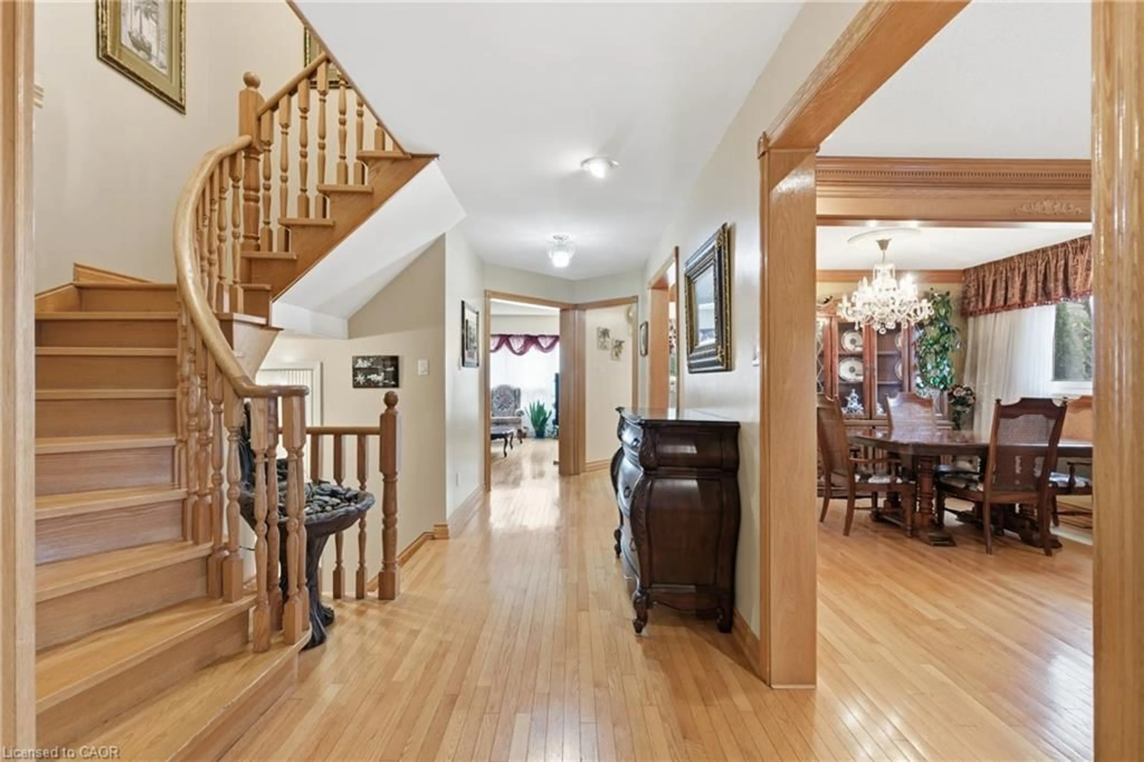 Indoor foyer for 3372 Bobwhite Mews, Mississauga Ontario L5N 6E7
