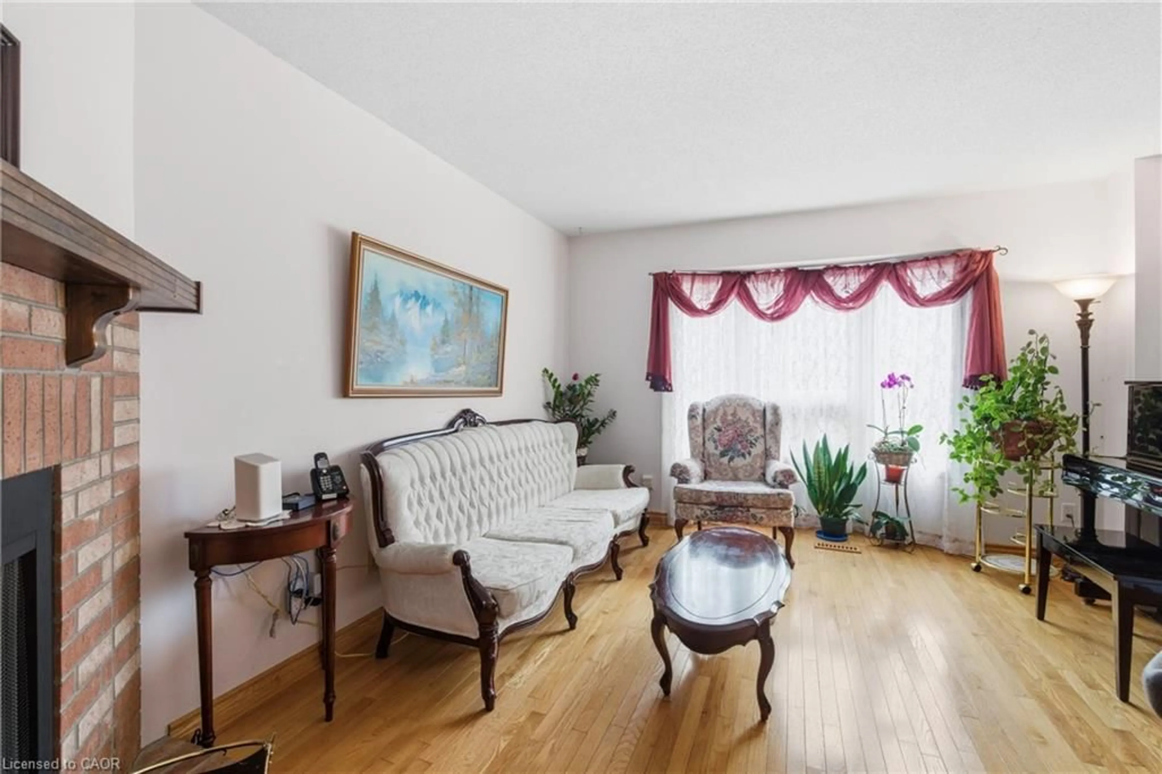 Living room with furniture, unknown for 3372 Bobwhite Mews, Mississauga Ontario L5N 6E7