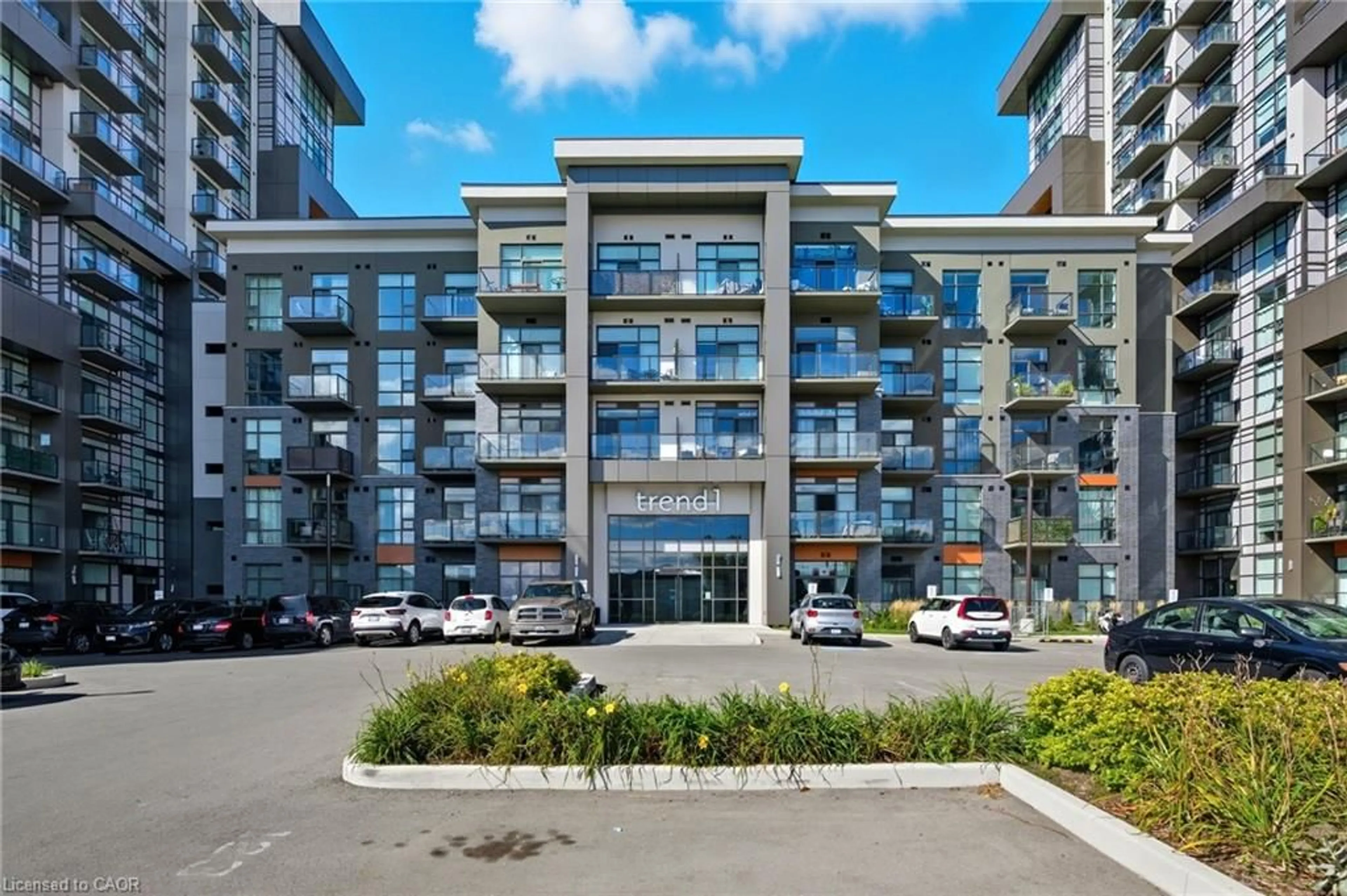 Patio, building for 450 Dundas St #102, Waterdown Ontario L8B 1Z2