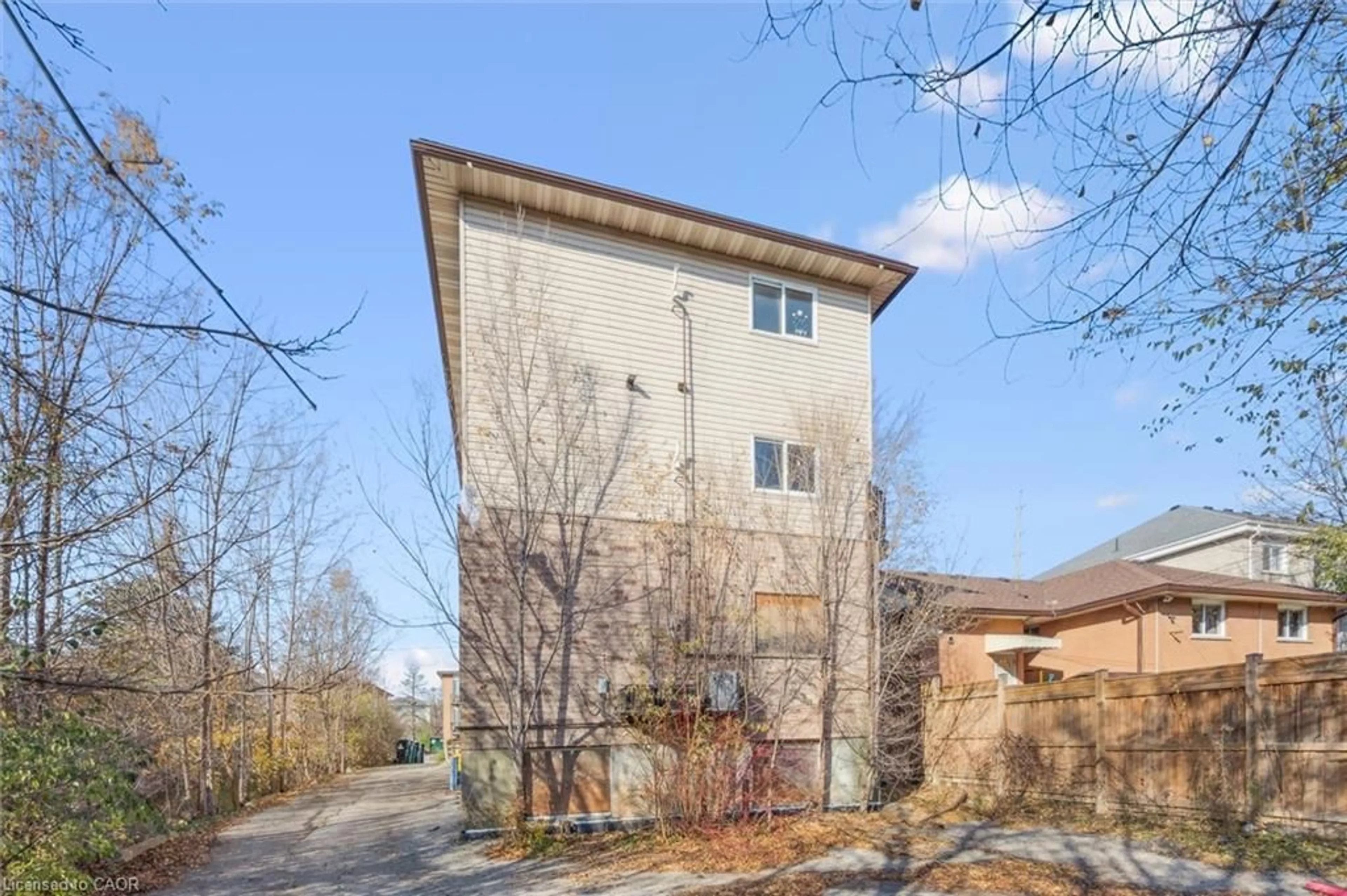 Home with brick exterior material, building for 25 High St, Waterloo Ontario N2L 3X4