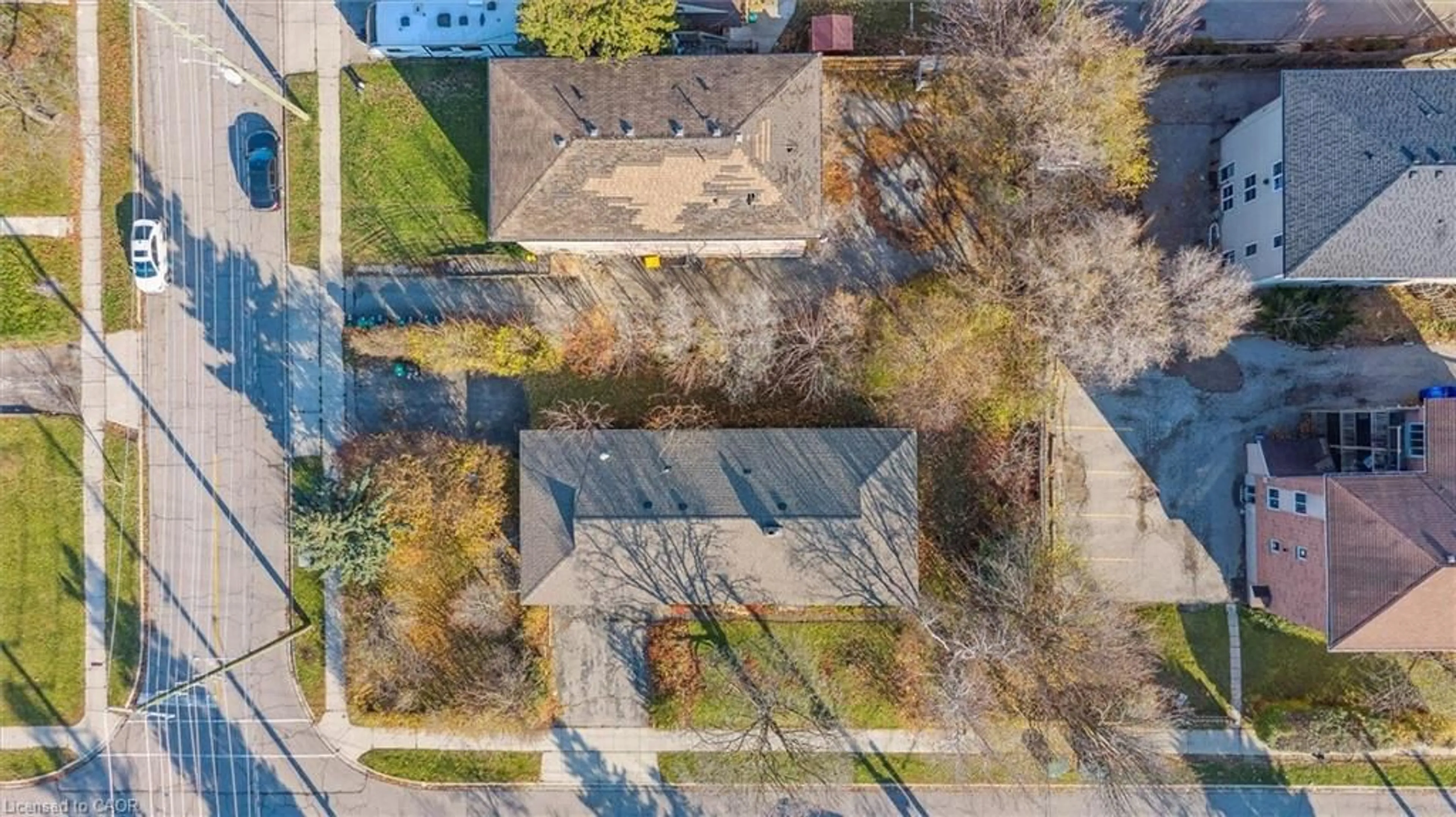 A pic from outside/outdoor area/front of a property/back of a property/a pic from drone, street for 25 High St, Waterloo Ontario N2L 3X4