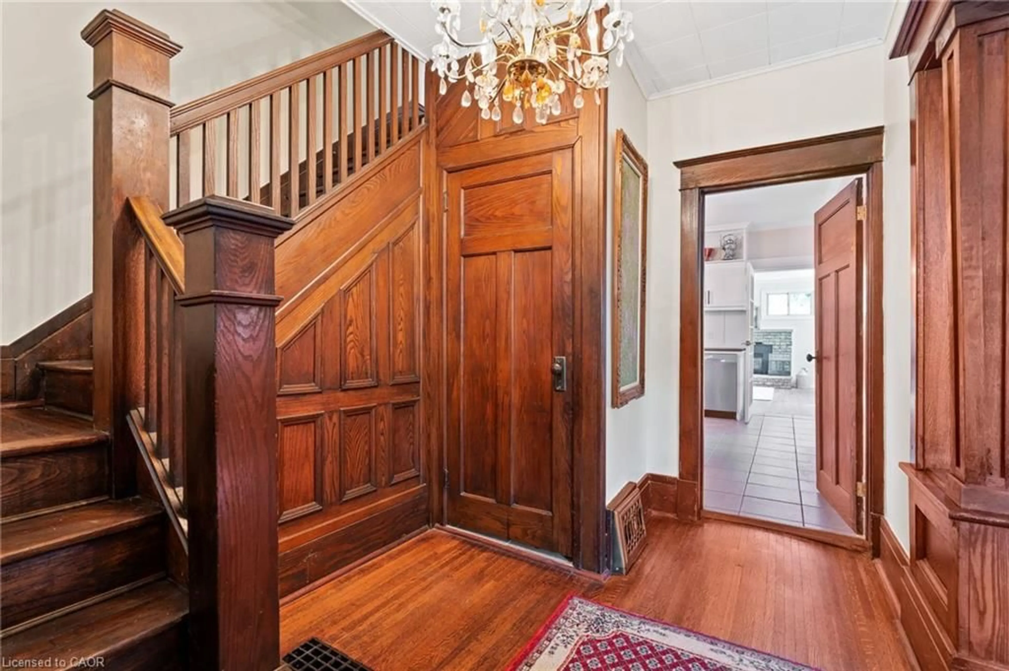 Indoor foyer for 2 Carleton St, Thorold Ontario L2V 2A3