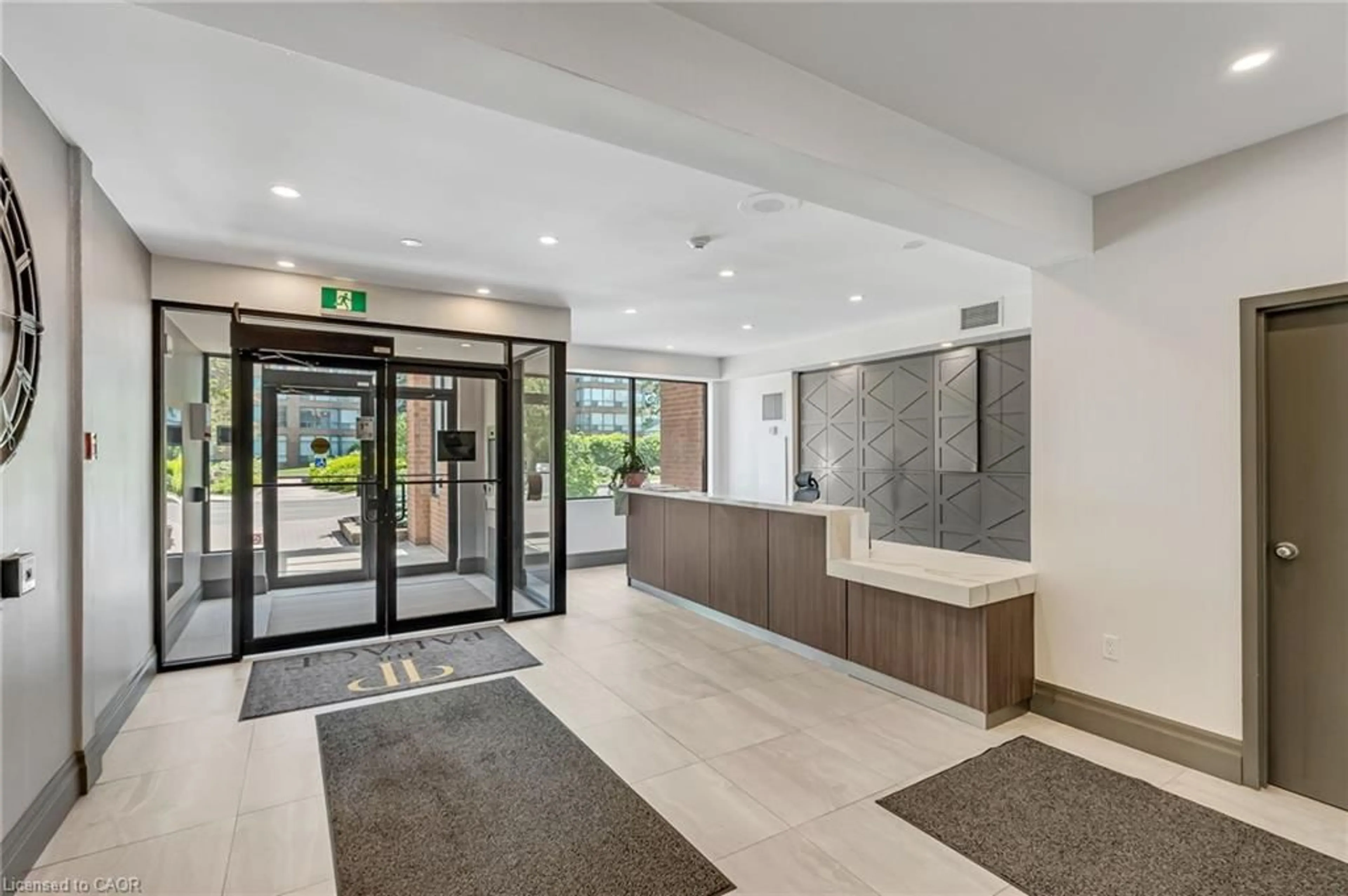 Indoor foyer for 1270 Maple Crossing Blvd #404, Burlington Ontario L7S 2J3