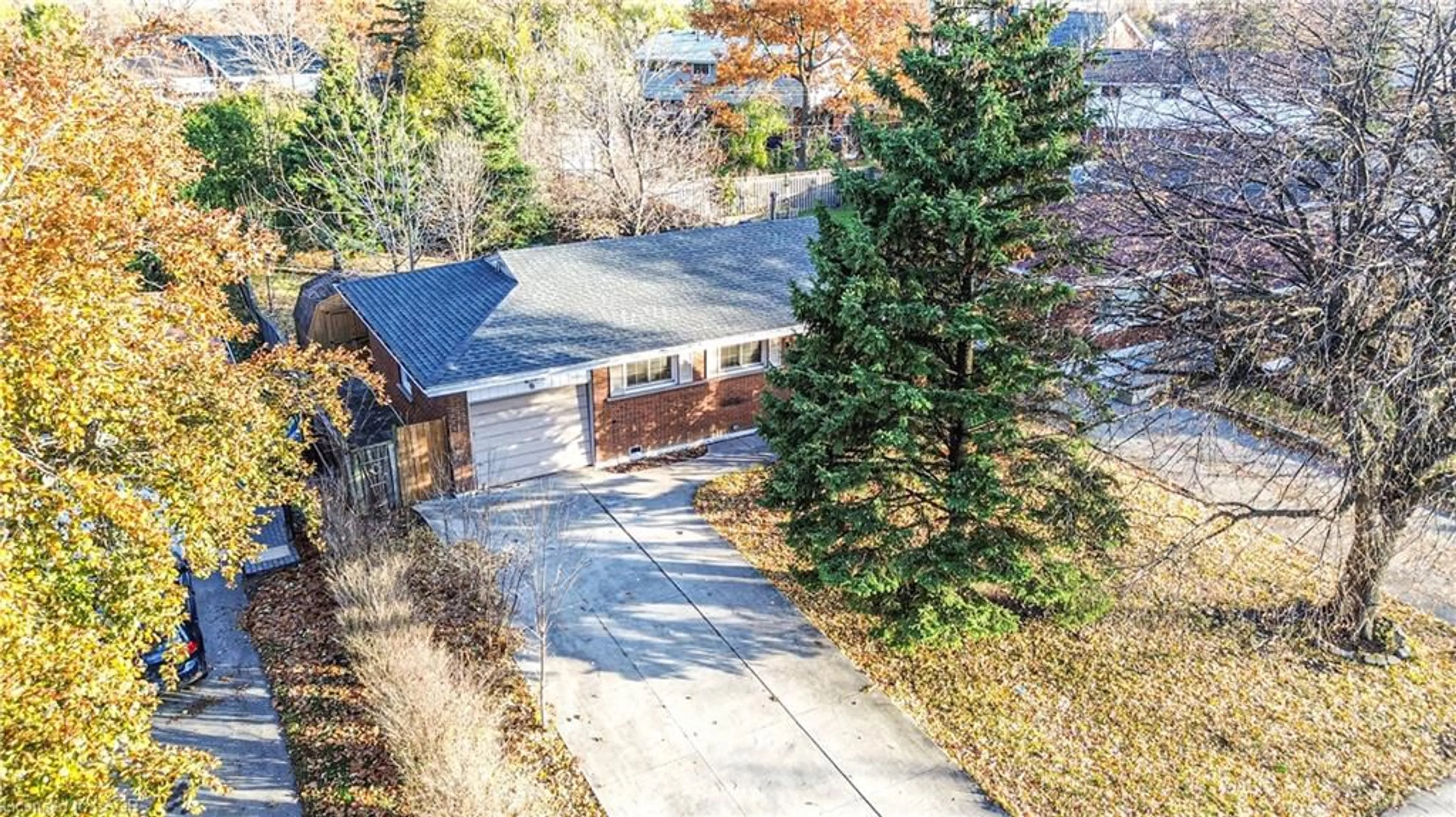 A pic from outside/outdoor area/front of a property/back of a property/a pic from drone, street for 39 Carousel Ave, Hamilton Ontario L9A 4L7