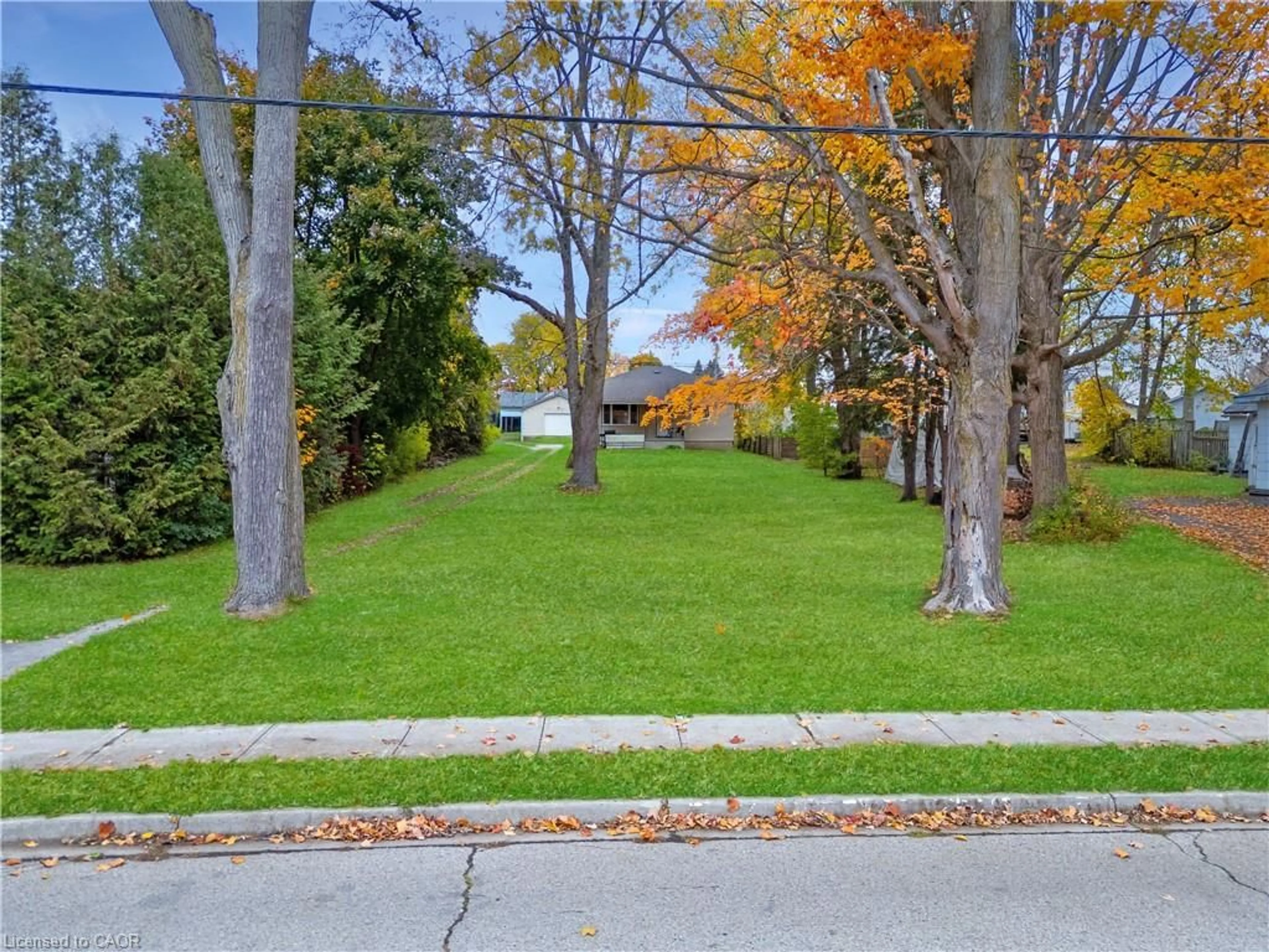 A pic from outside/outdoor area/front of a property/back of a property/a pic from drone, street for 305 Hall St, Ingersoll Ontario N5C 1V8