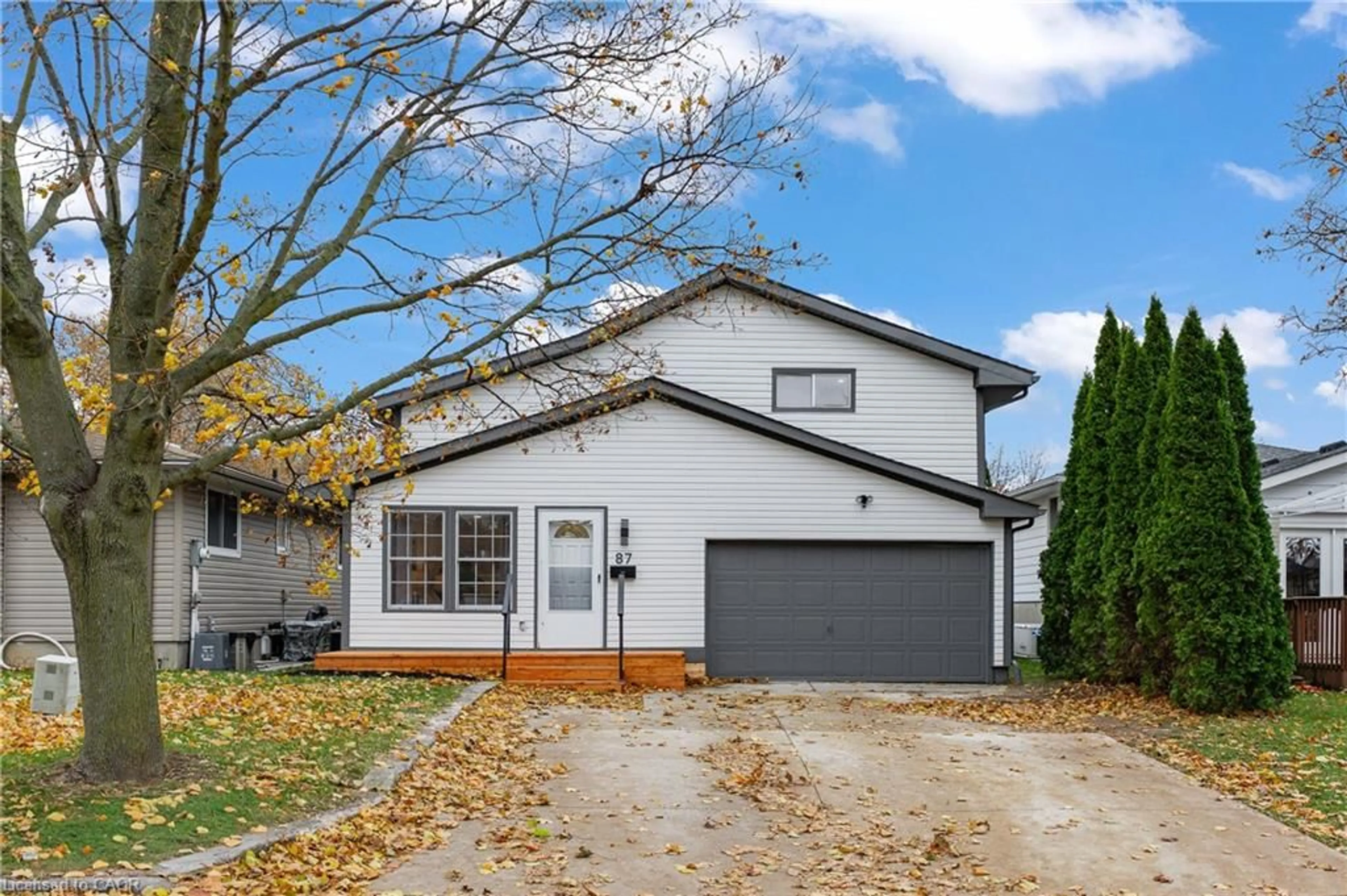 Home with vinyl exterior material, street for 87 Lafayette Dr, St. Catharines Ontario L2N 6C5