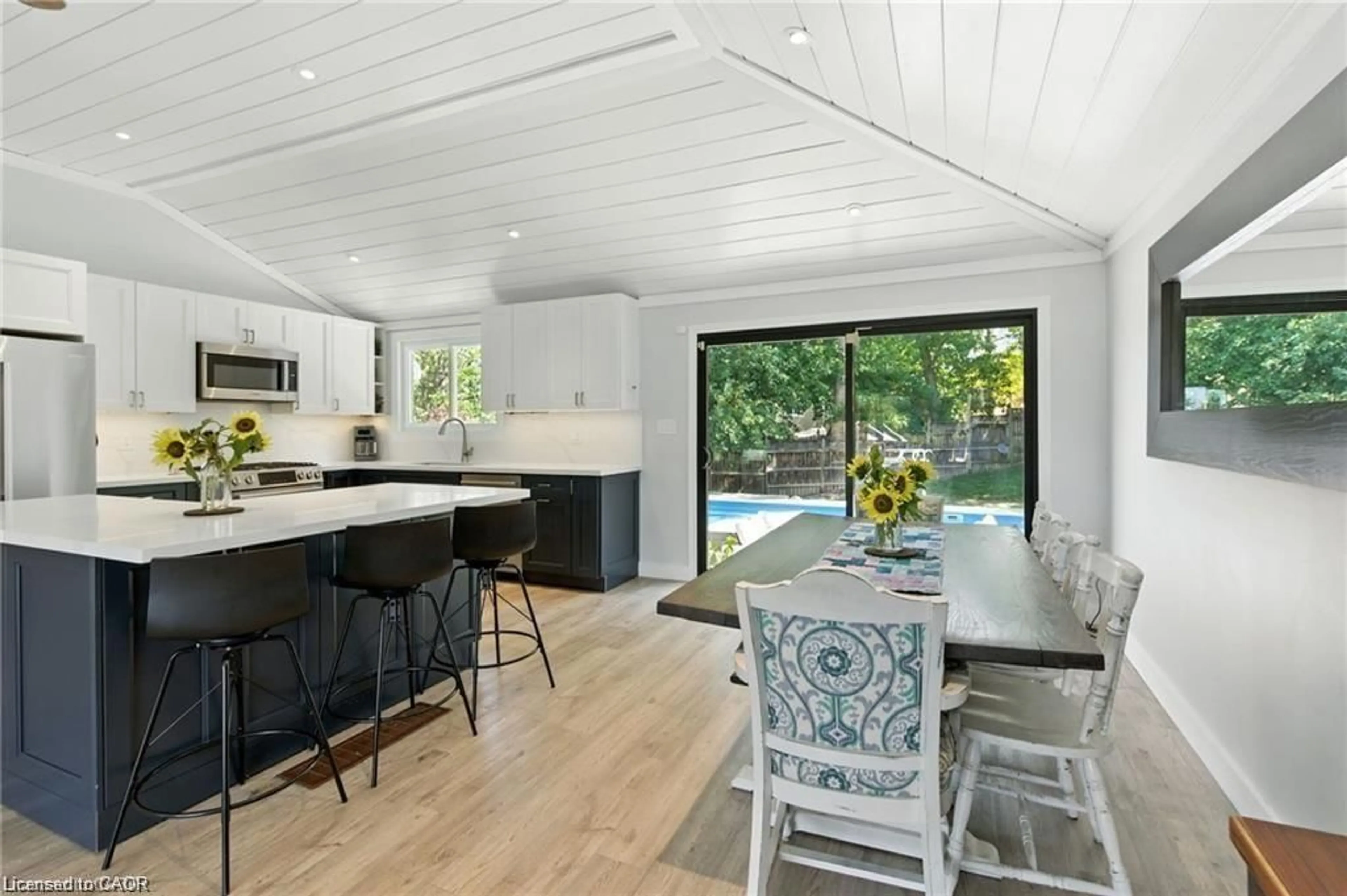 Open concept kitchen, unknown for 19 Wallace Pl, Caledonia Ontario N3W 1G4