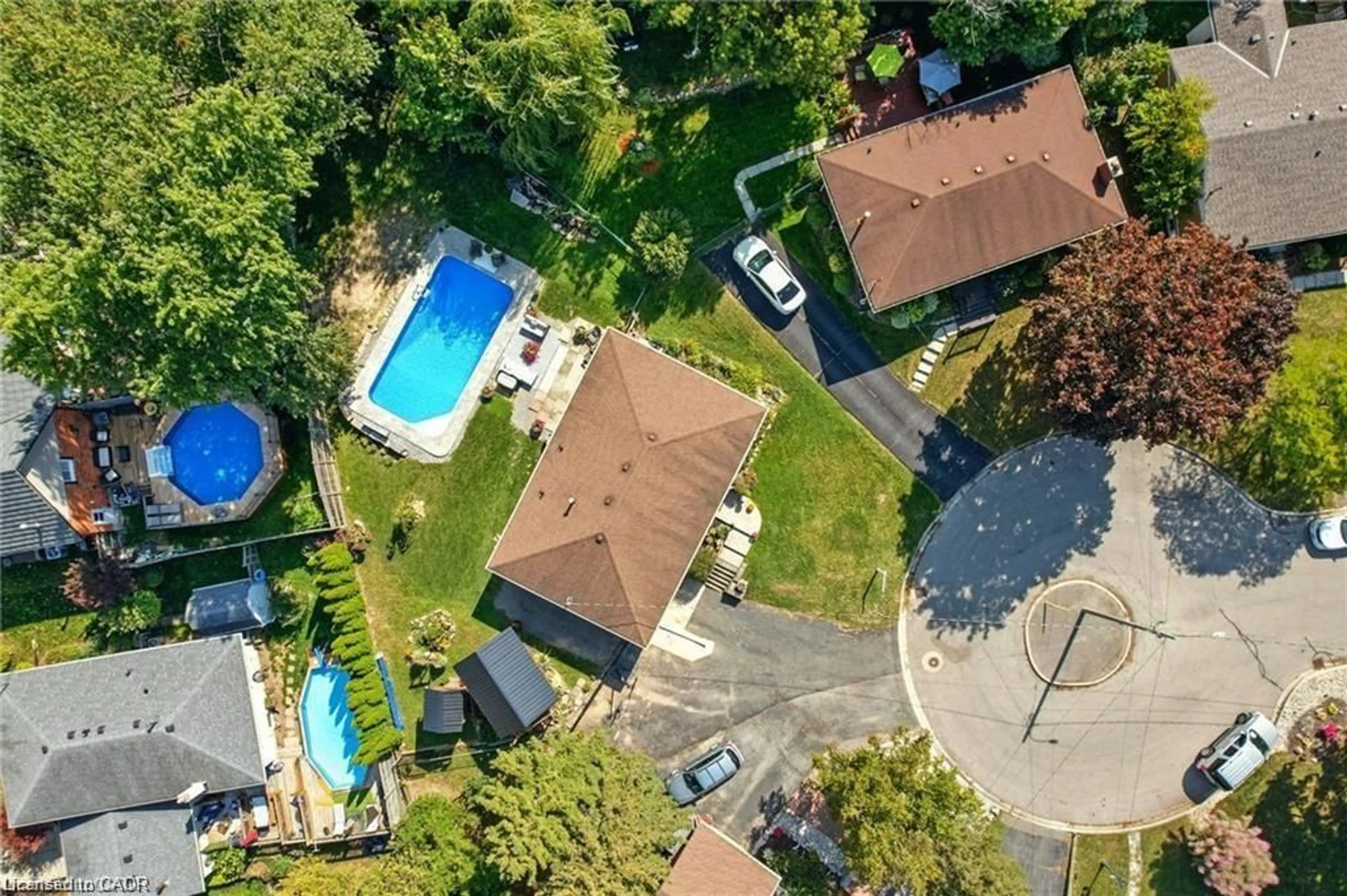 A pic from outside/outdoor area/front of a property/back of a property/a pic from drone, street for 19 Wallace Pl, Caledonia Ontario N3W 1G4