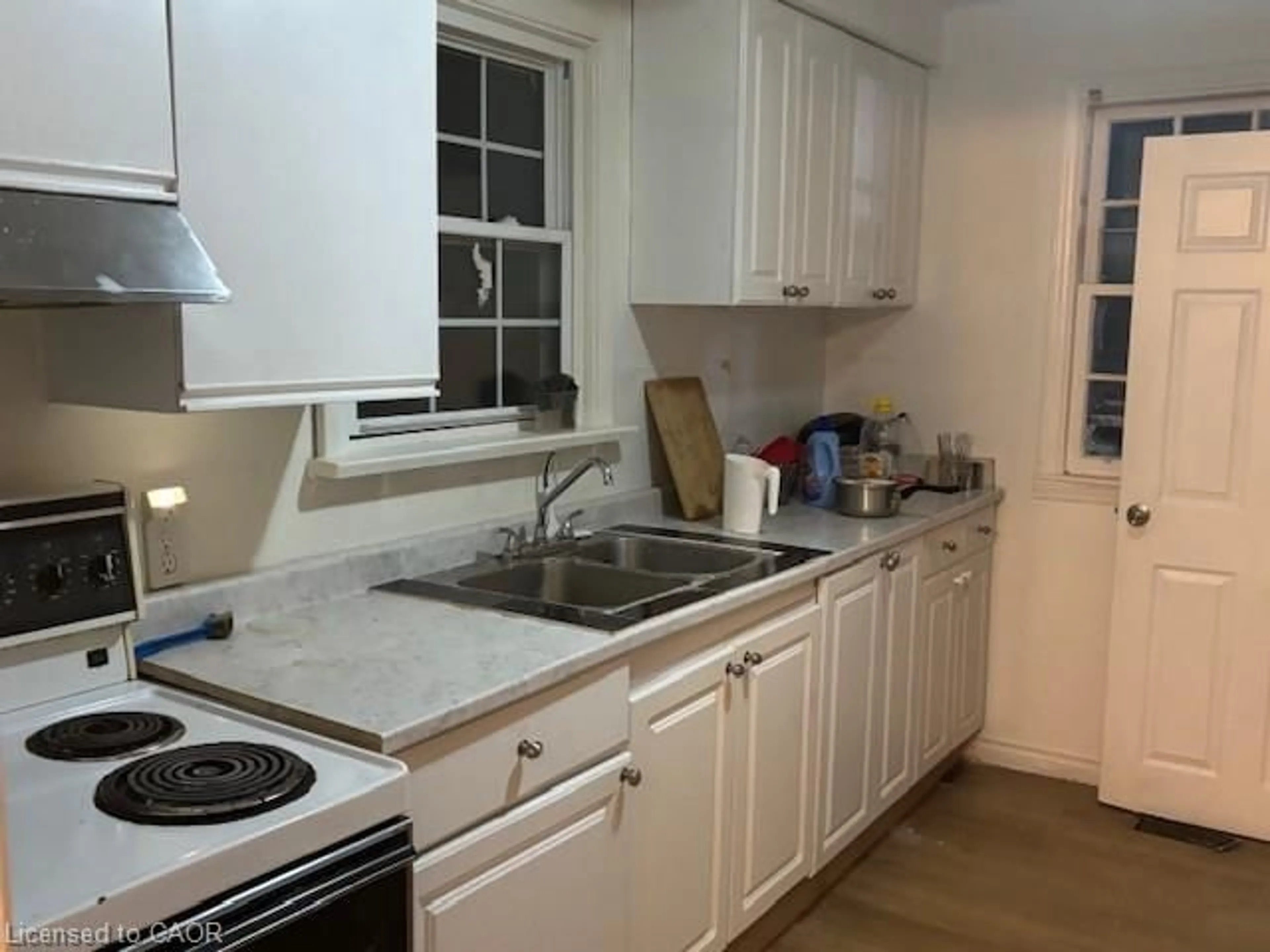 Standard kitchen, unknown for 125 Barker St, London Ontario N5Y 1X9