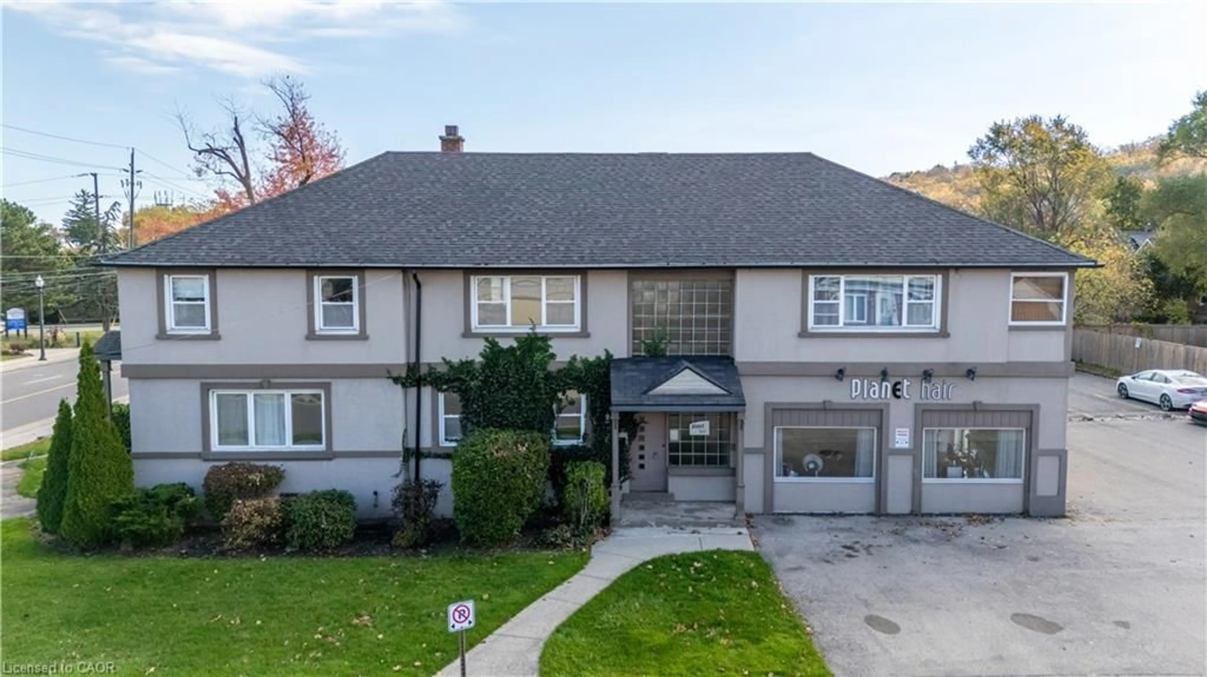 A pic from outside/outdoor area/front of a property/back of a property/a pic from drone, street for 23 King St, Hamilton Ontario L8G 1H1