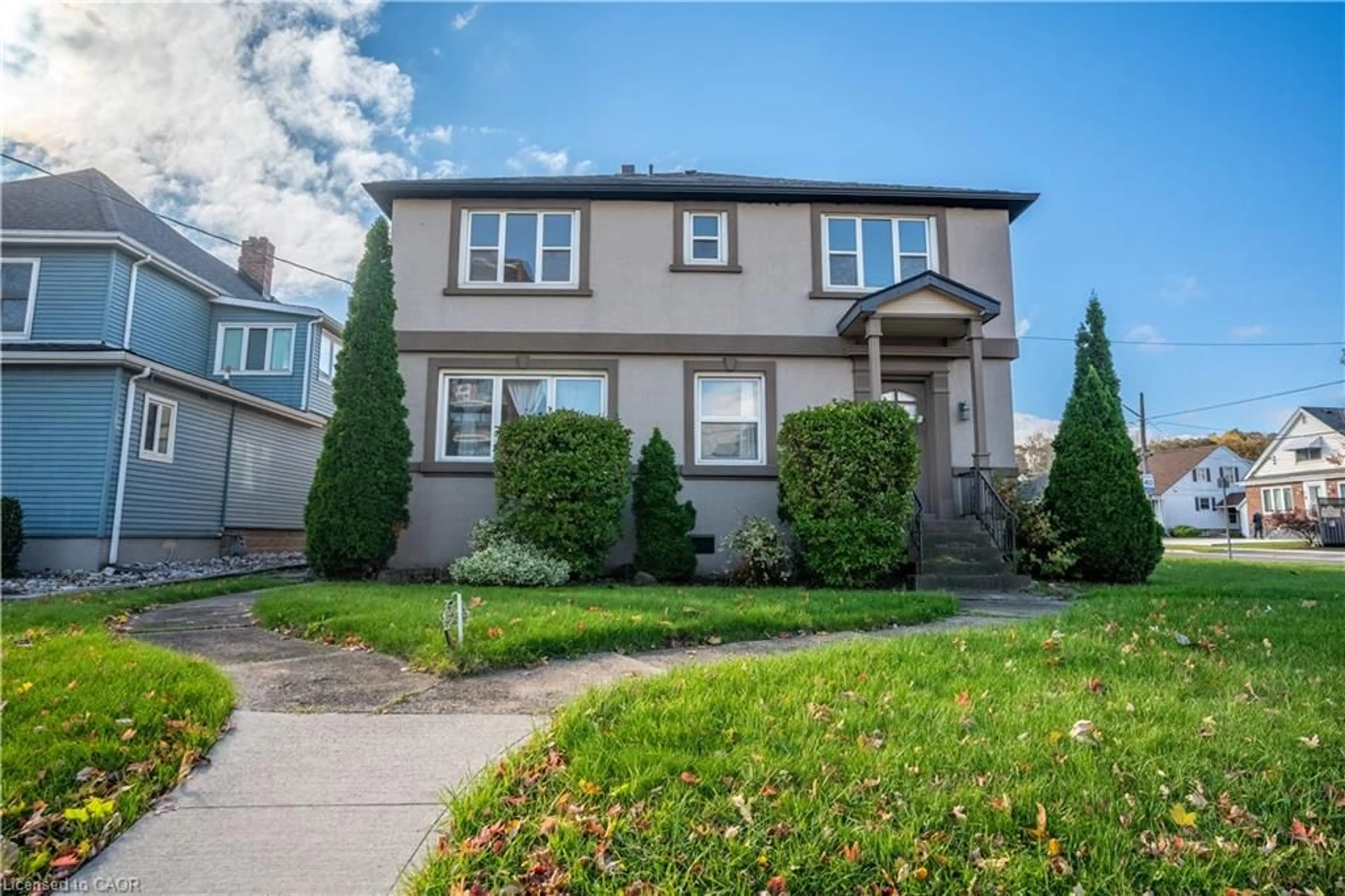 Home with vinyl exterior material, street for 23 King St, Hamilton Ontario L8G 1H1