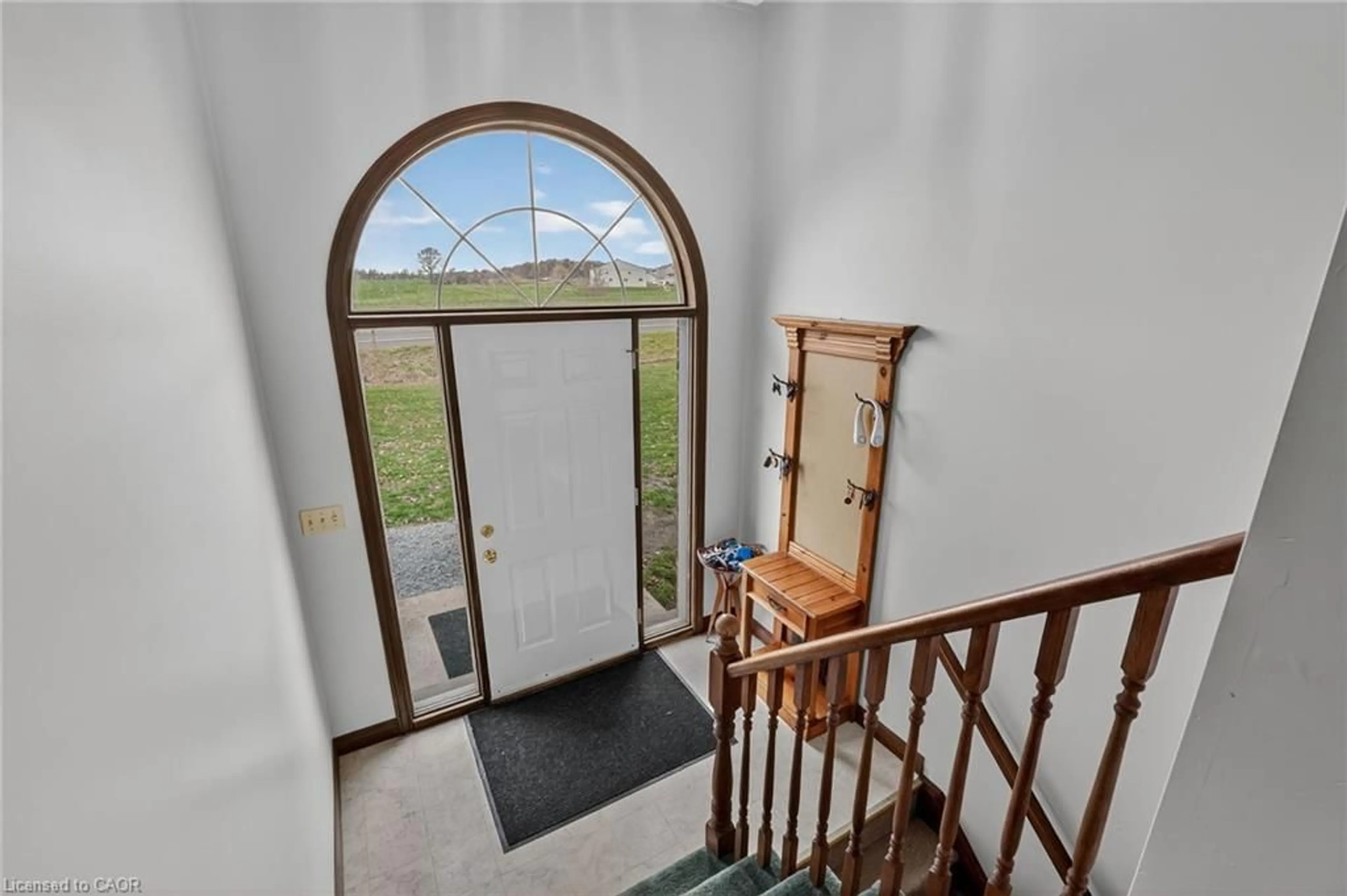 Indoor foyer for 713 Haldimand Rd 17, Dunnville Ontario N1A 2W4